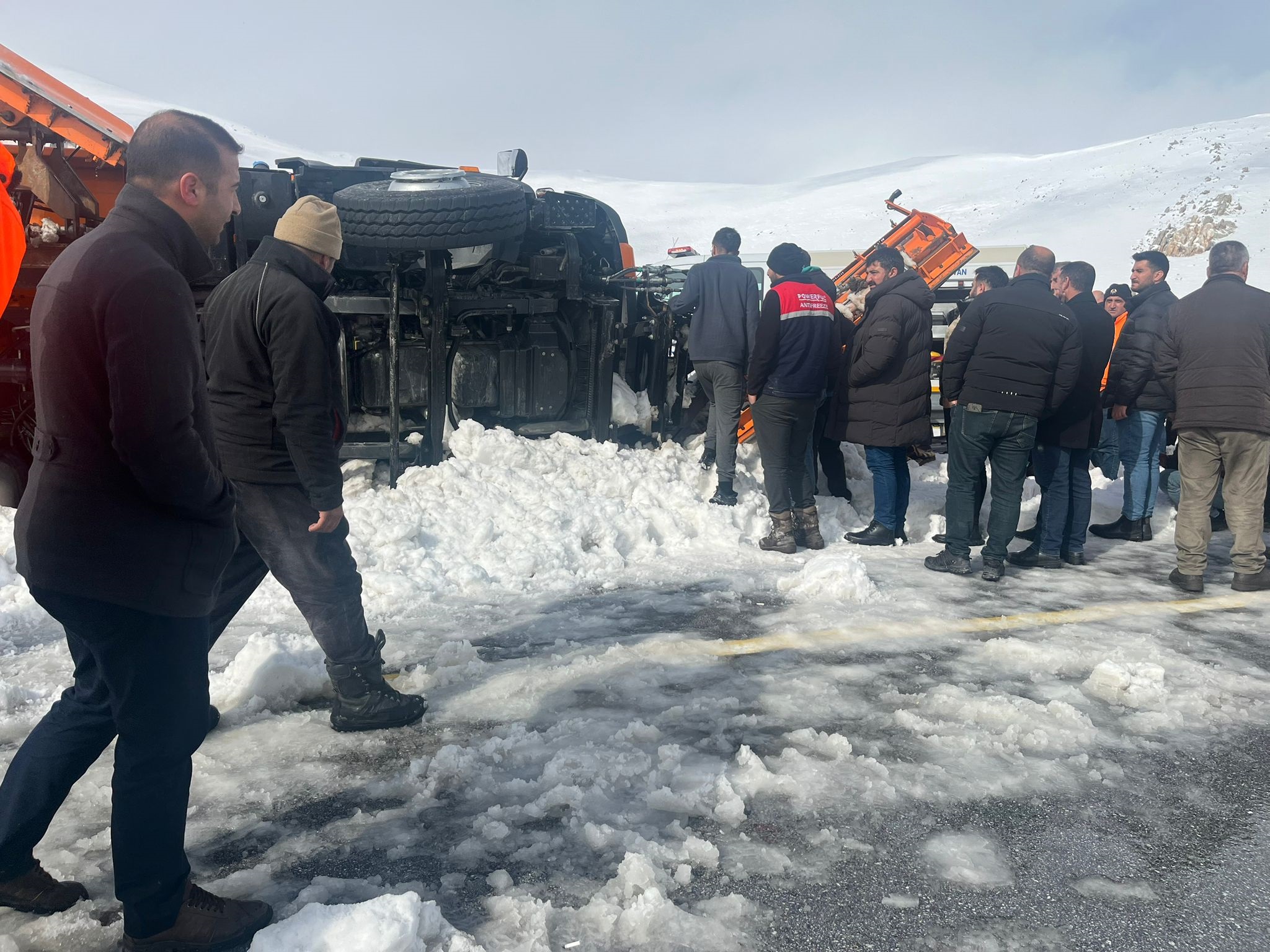 Kar Küreme Aracı Tendürek Geçidinde Devrildi İki Kişi Yaşamını Yitirdi