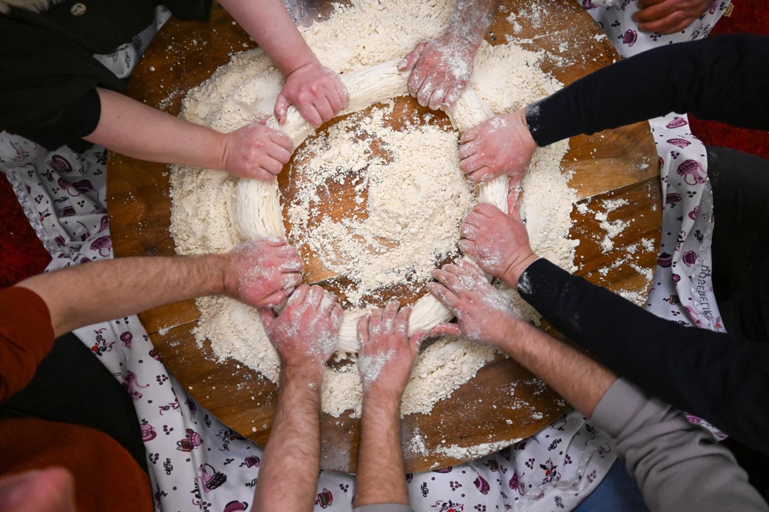 Vali Çiftçi, Kış Gecelerinin Vazgeçilmezi Tel Helva Yaptı