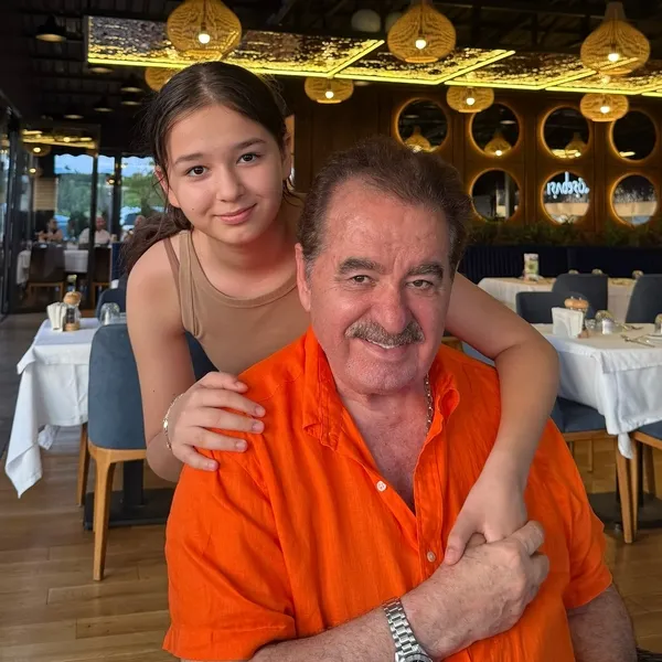 0X0 Ibrahim Tatlisesin Azim Hikayesi Sahnelerin Yildizi Olmadan Once Bakin Hangi Iste Calisiyormus 1772454273017