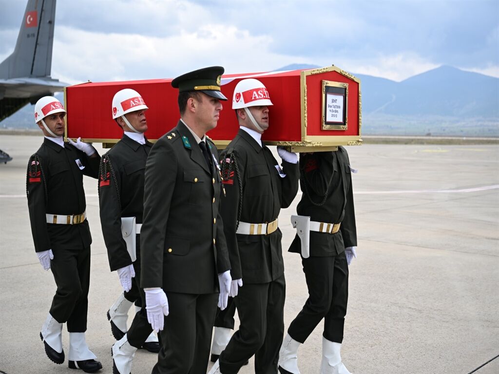 Şehit Binbaşı Sinan Taştekin'in Naaşı Isparta'ya Getirildi