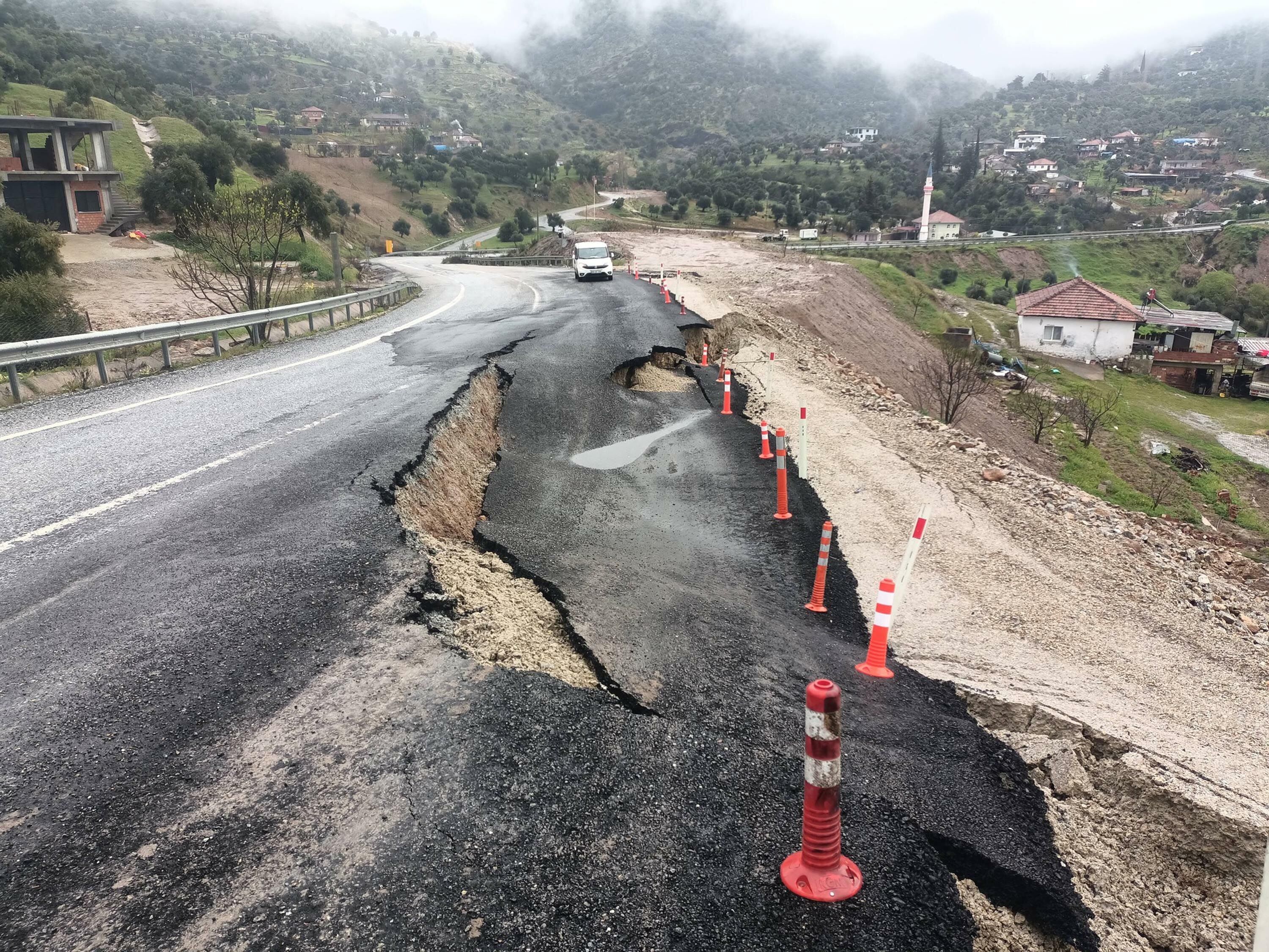 Aydın'da Toprak Kayması: Kara Yolu İkinci Kez Çöktü