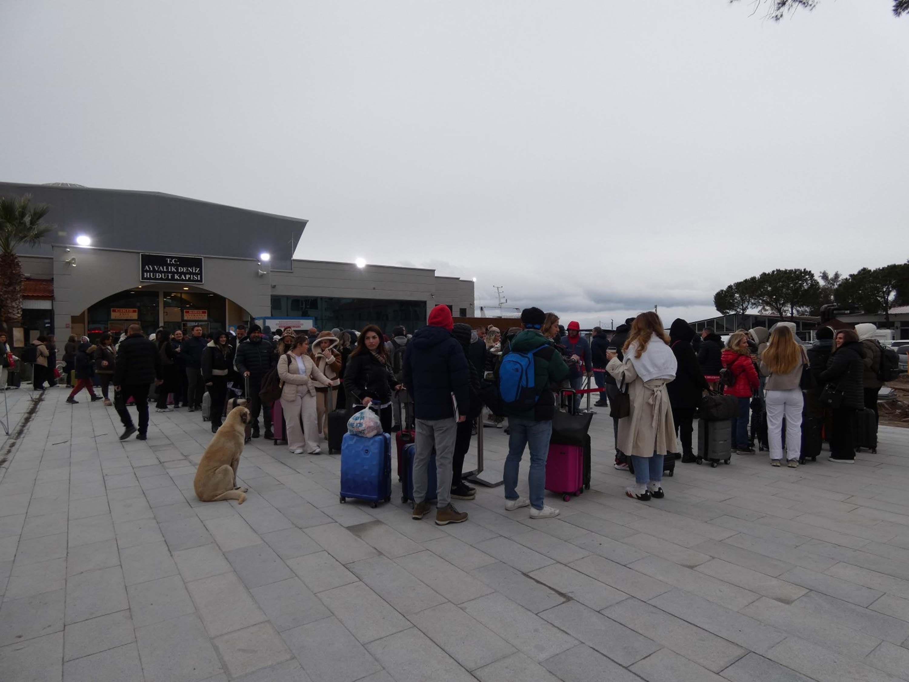 A Y V A L I K D E N I Z H U D U T K A P I S I N D A M I D I L L I 1221992 363349