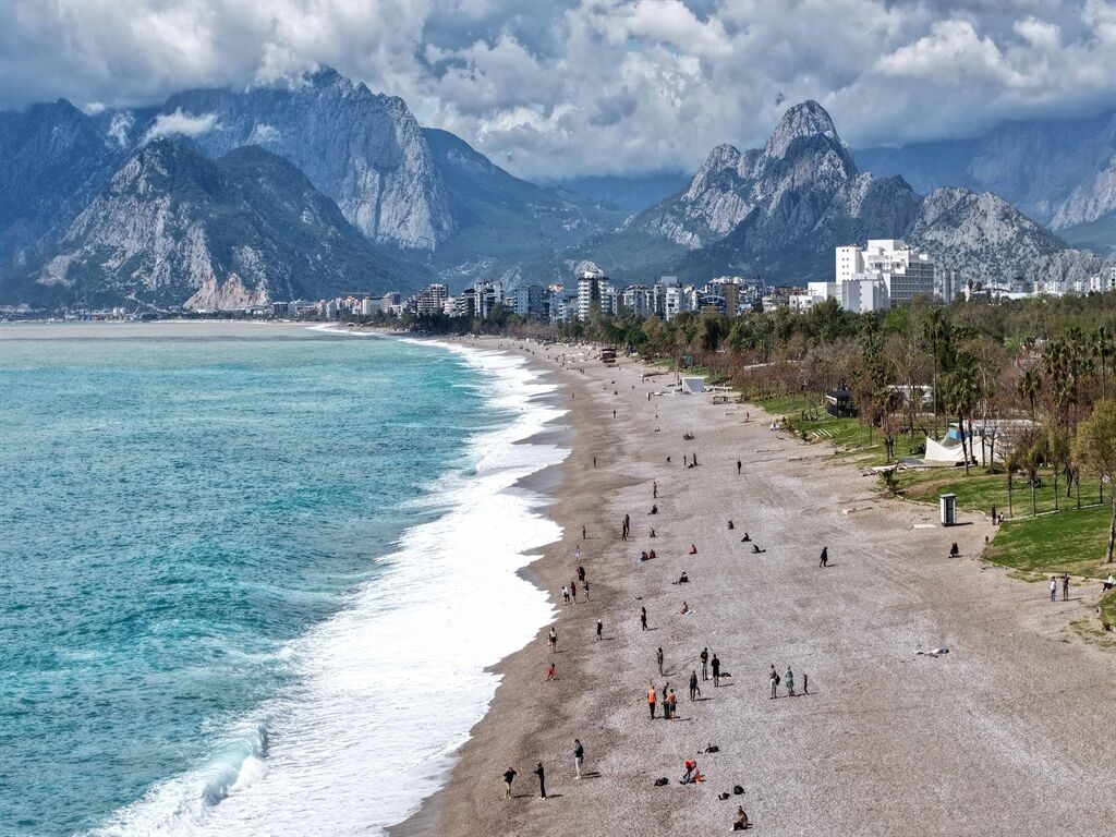 Antalya'da Yağmur Gitti Güneş Geldi: Sahiller Doldu Taştı