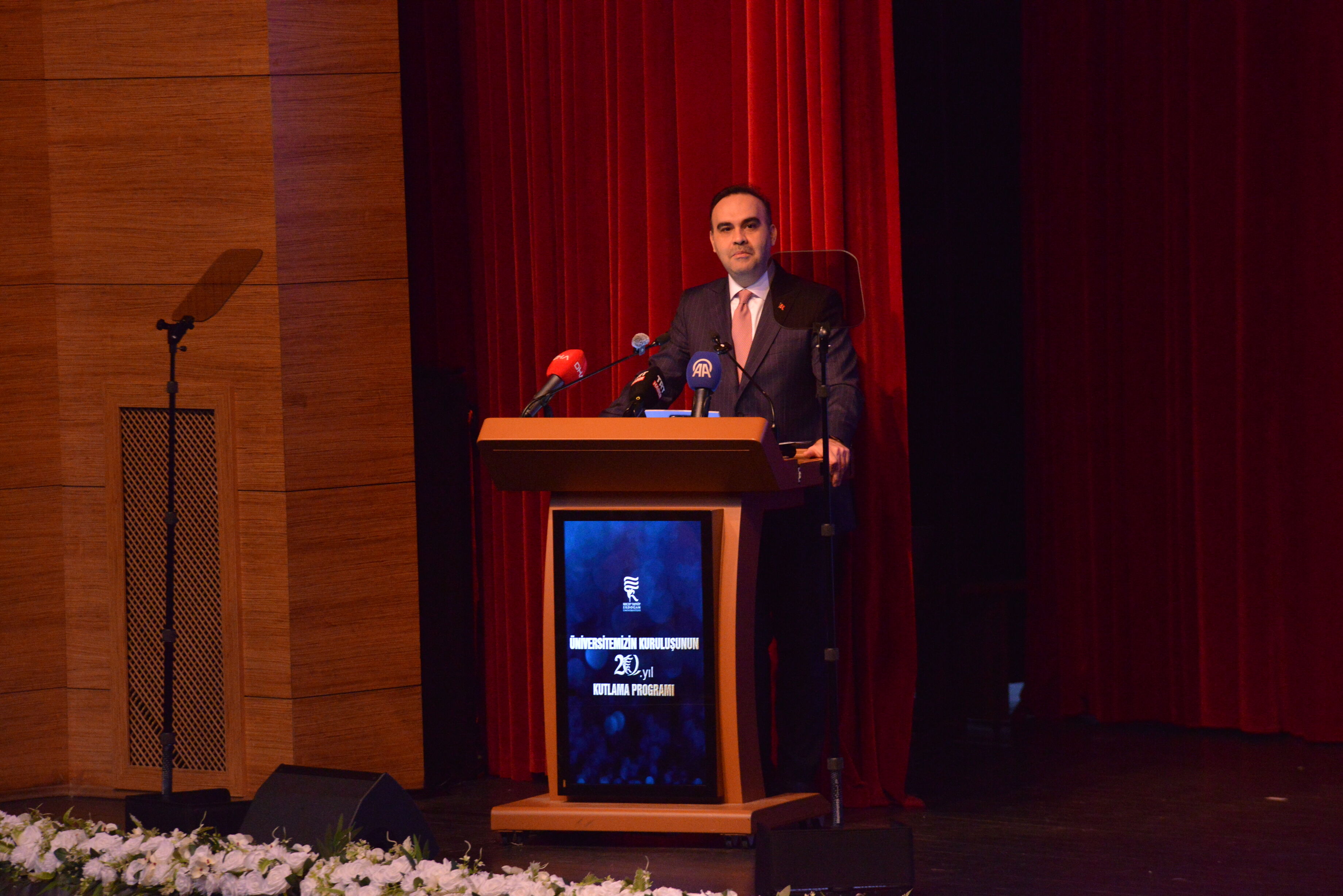 Bakan Kacır: Bizden Neyi Esirgerlerse Daha İyisini Üretiyoruz