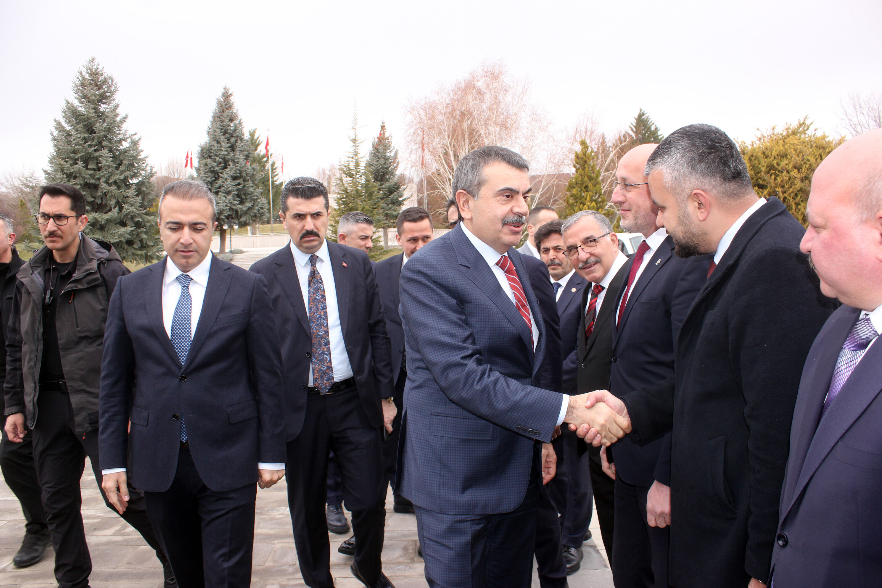 B A K A N T E K I N E G I T I M C A L I S A N L A R I N A Y O N E L I 1198795 356501