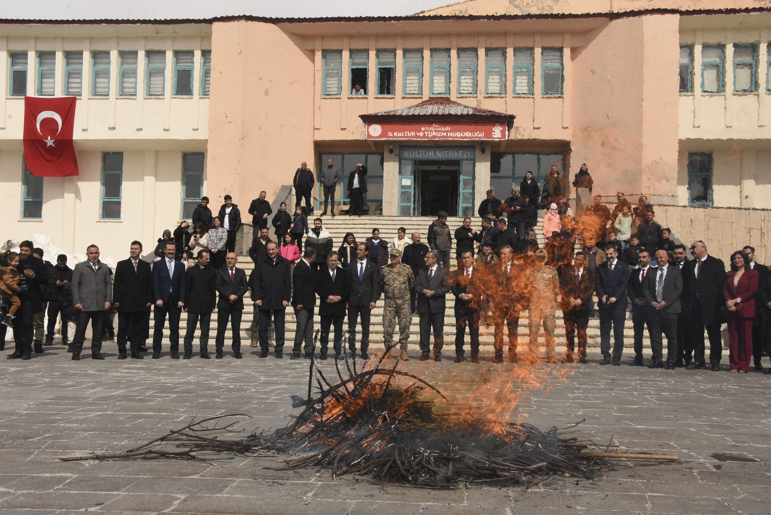 Bitlis’te Nevruz Programında Protokol Üyeleri Demir Dövdü