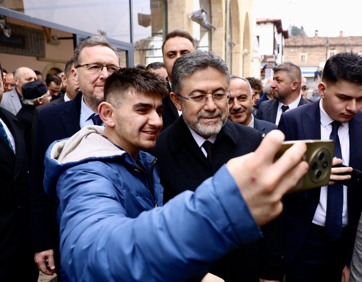 Bakan Yumakli Gecemizi Gunduzumuze Kat 1222488 363486 (1)