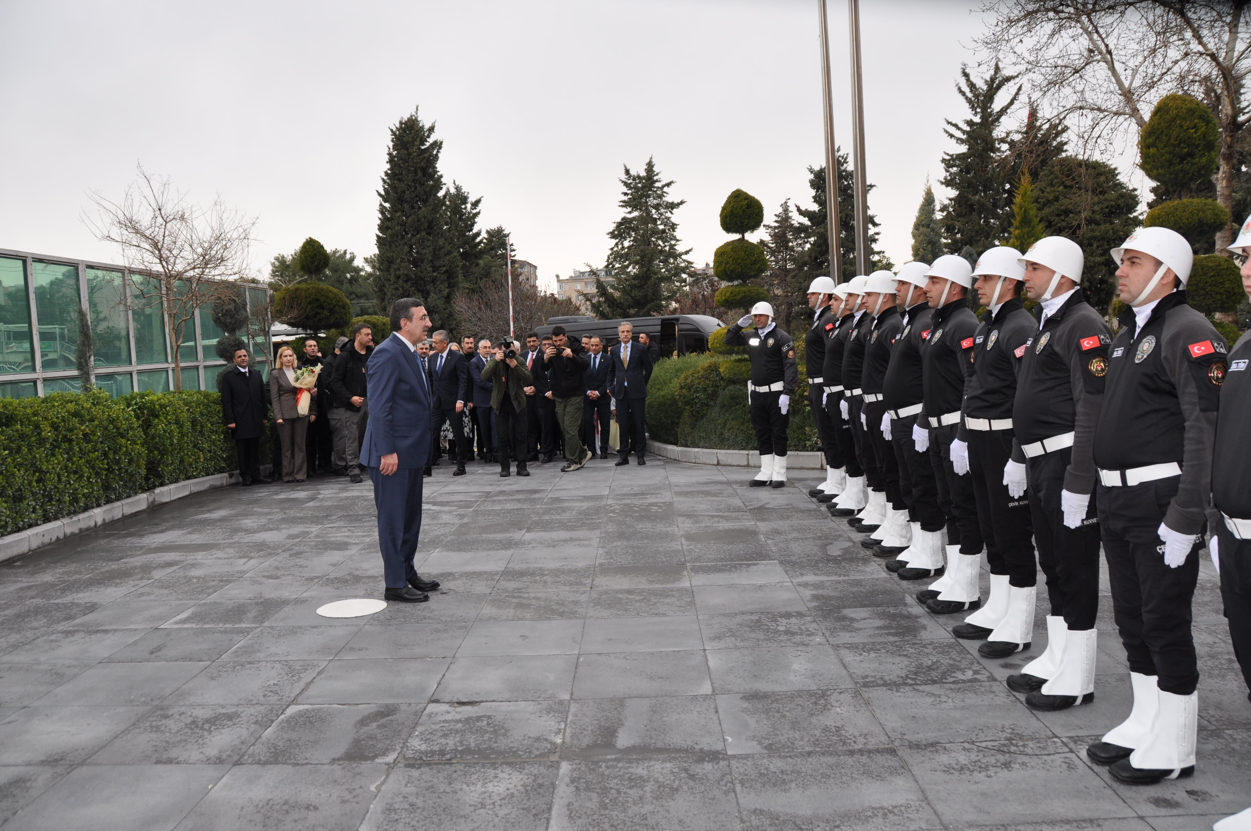 C U M H U R B A S K A N I Y A R D I M C I S I Y I L M A Z T U R K I Y E 1211488 360273