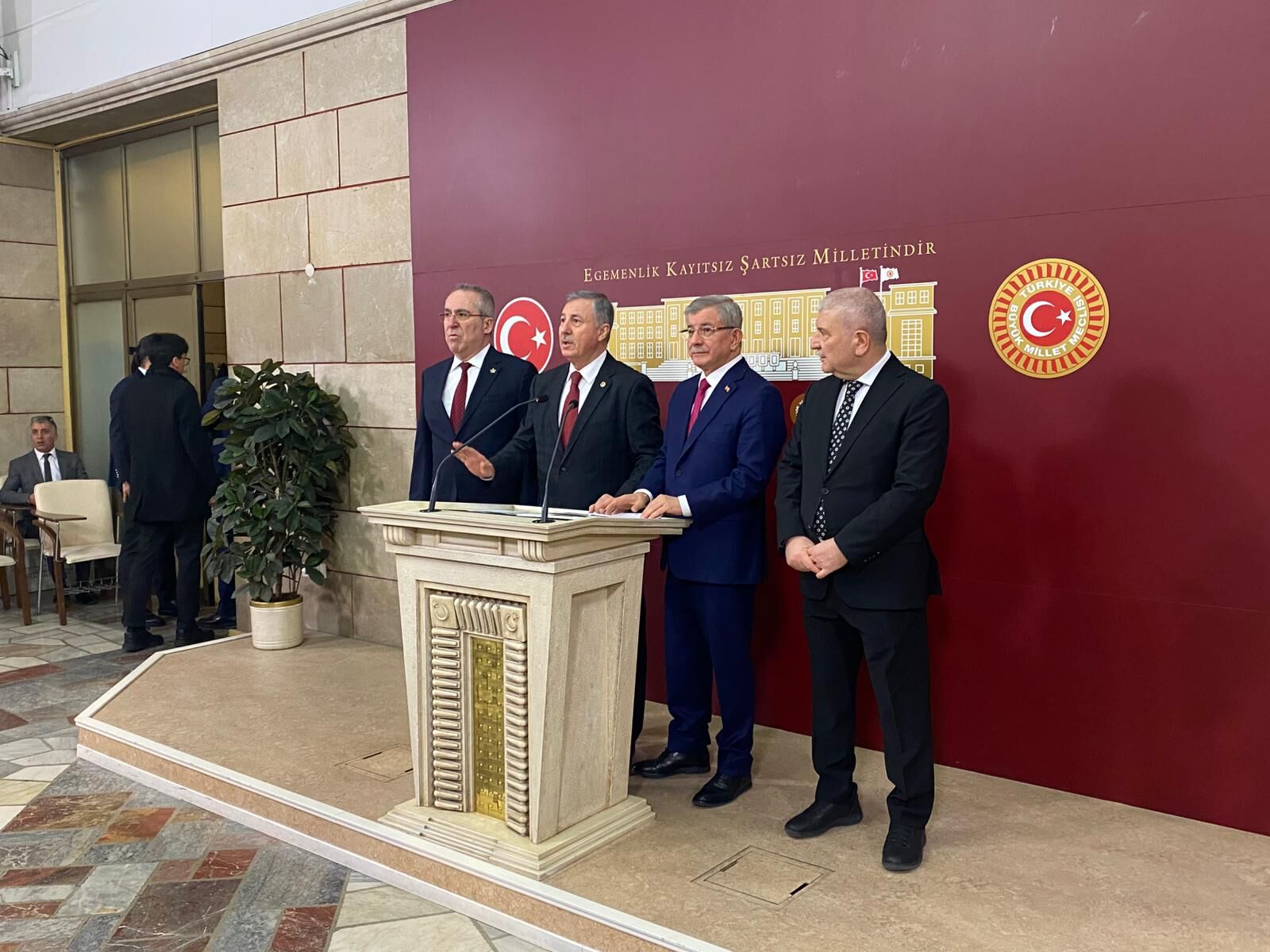 Ahmet Davutoğlu: Daha Fazla Ara Buluculuk Girişimi Yapılmalı