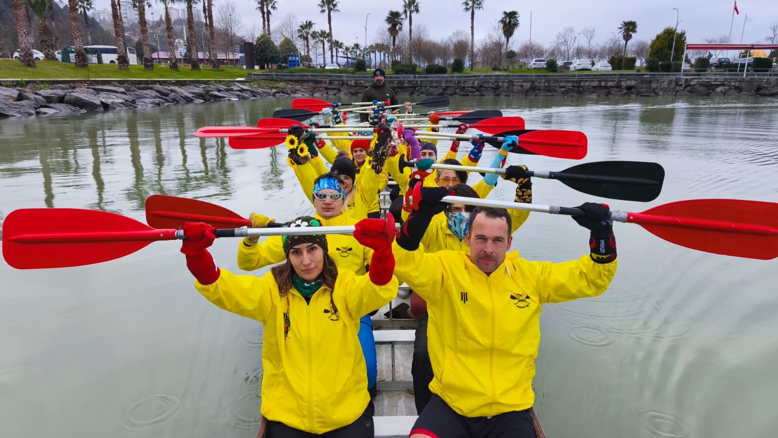 Down Sendromu Farkındalık Haftasında Sporcular Renkli Çoraplarla Kürek Çekti