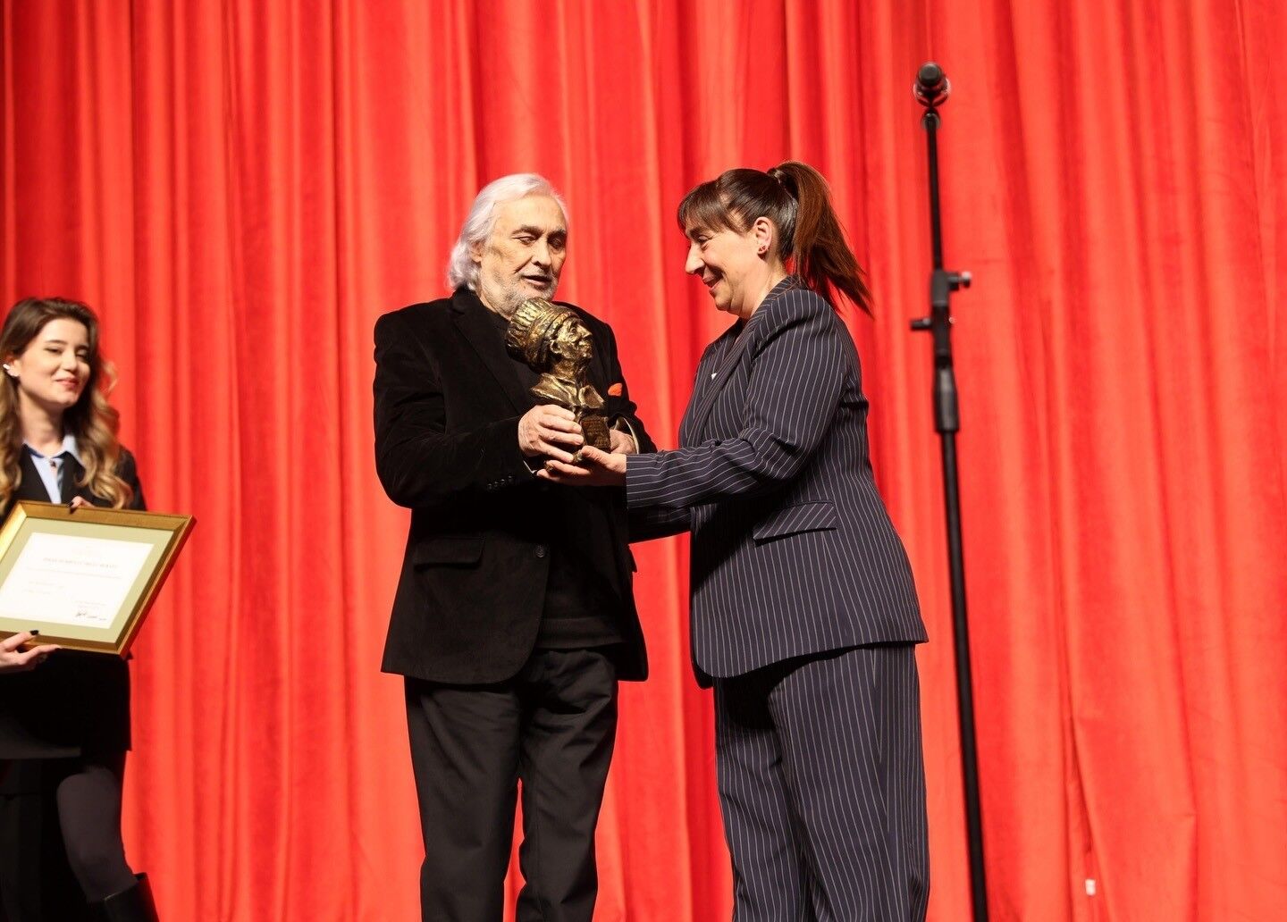 D U N Y A T I Y A T R O G U N U’ N D E I S M A I L D U M B U L L U G 1232760 366622