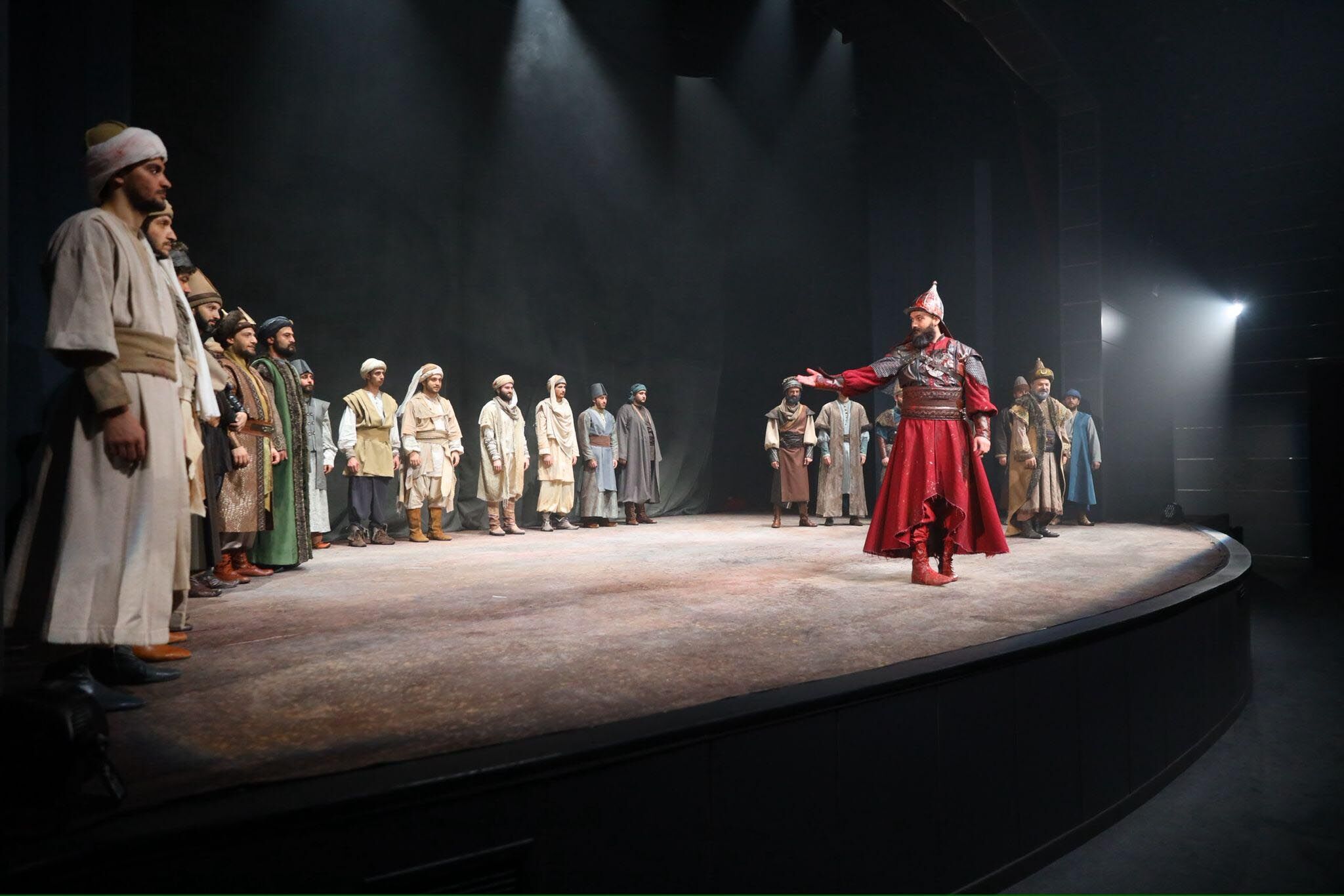 Erzurum Devlet Tiyatrosu’nda ‘Timur ve Yıldırım’ Oyunu Büyük İlgi Topladı