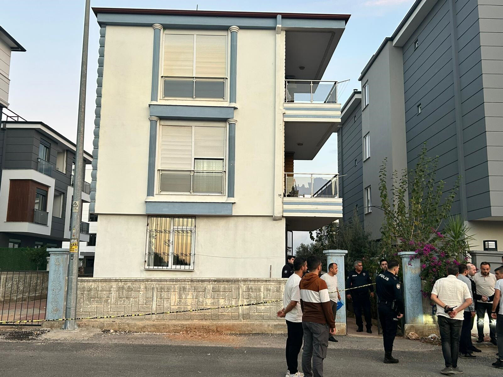 E S I N I V E I K I K I Z I N I O L D U R E N P O L I S H A K K I N 1193018 354583