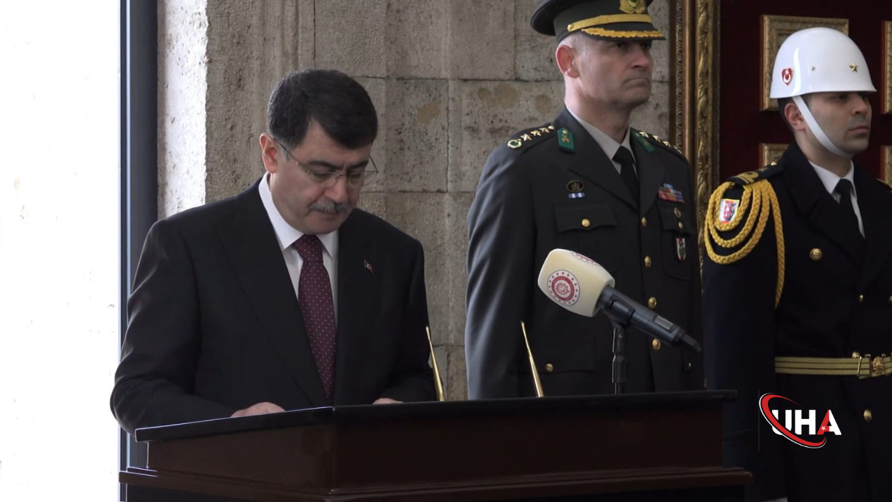 Anıtkabir'de 18 Mart Töreni: Vali Şahin ve Protokol Üyeleri Aziz Şehitleri Yad Etti