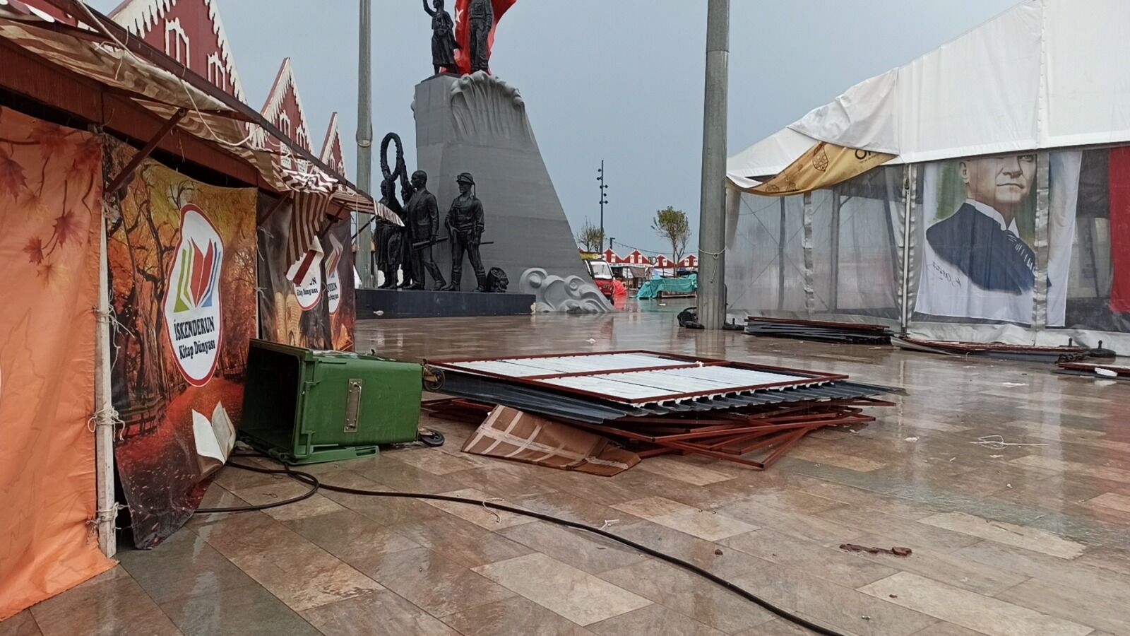 Hatay’da Kuvvetli Rüzgar Çatıları Uçurdu, Stantlar Yıkıldı