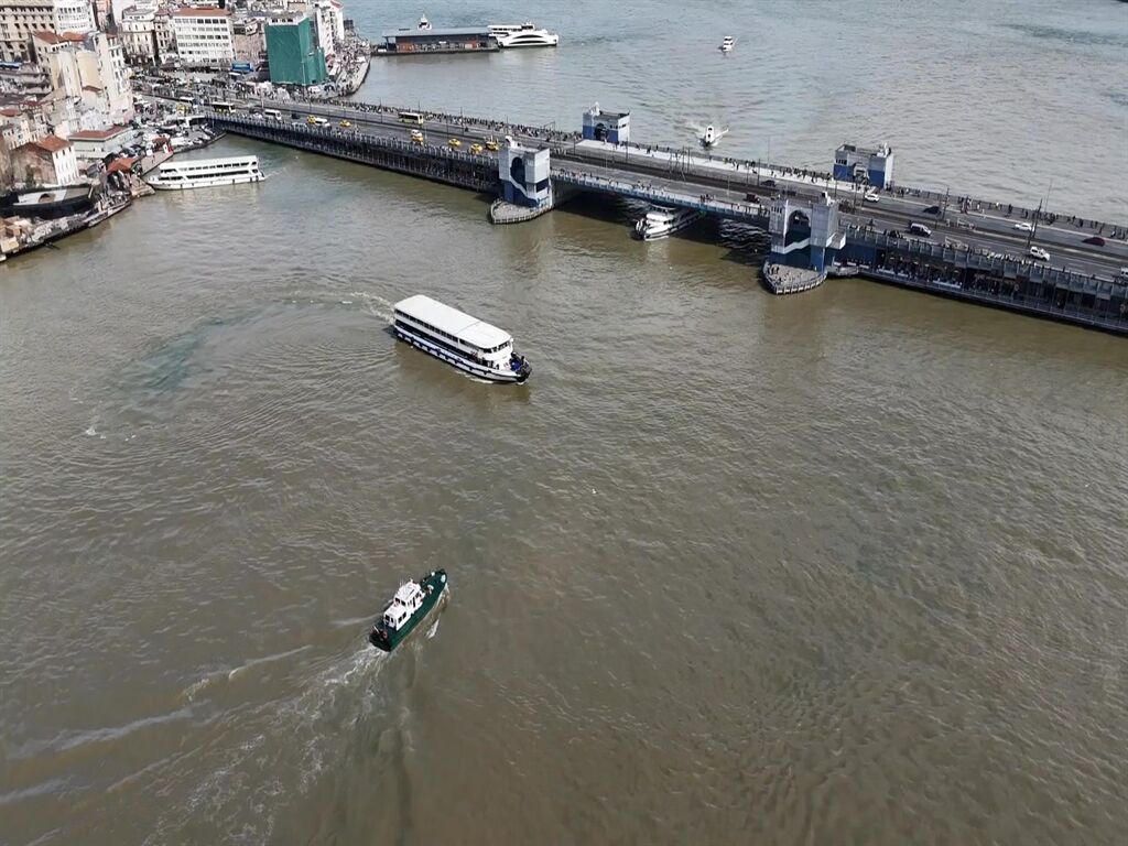 İstanbul'da Yağan Yağmurun Ardından Haliç Kahverengi Oldu