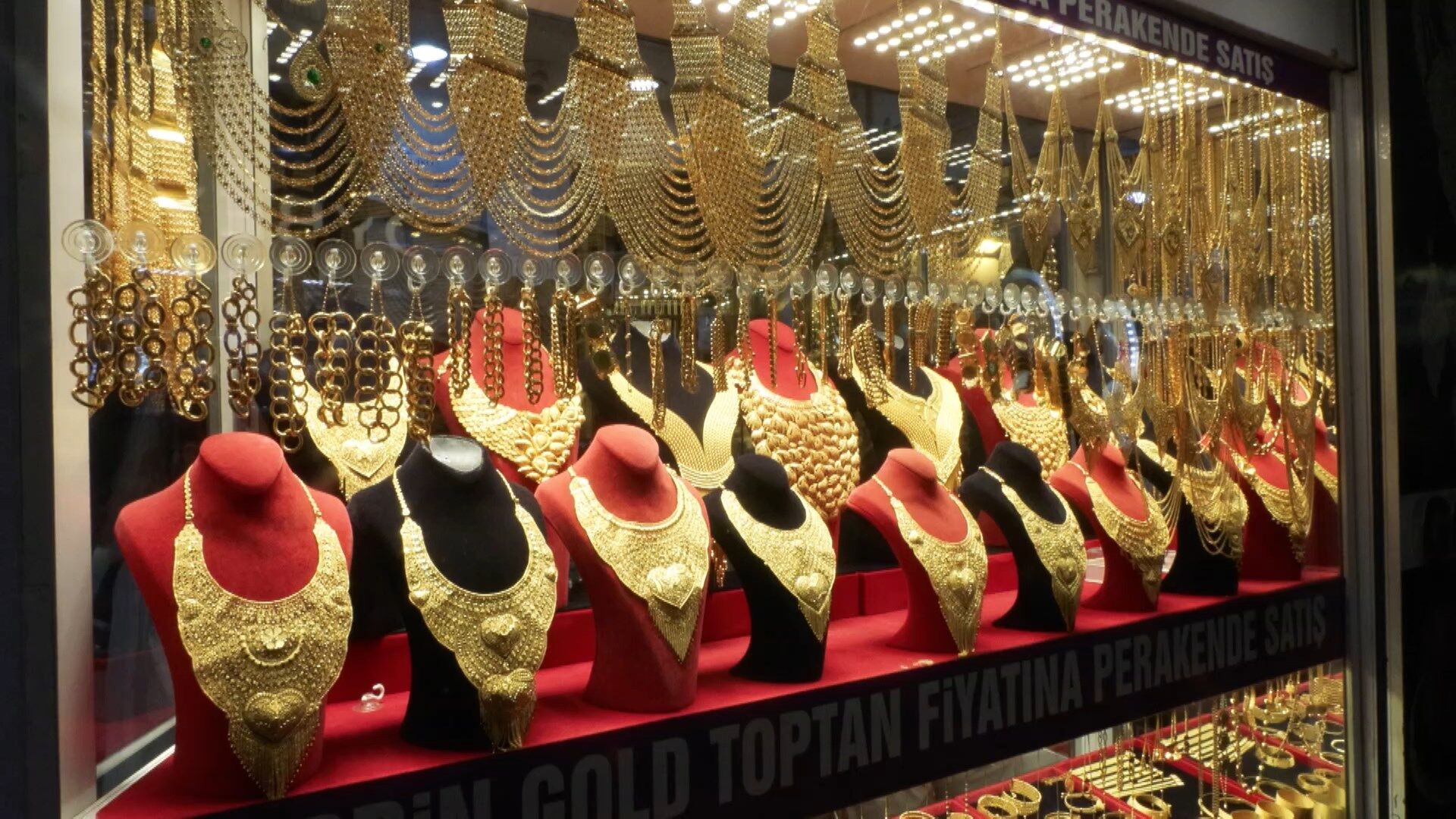 I S T A N B U L – A L T I N F I Y A T L A R I N D A K I D U S U S K A 1225798 364495