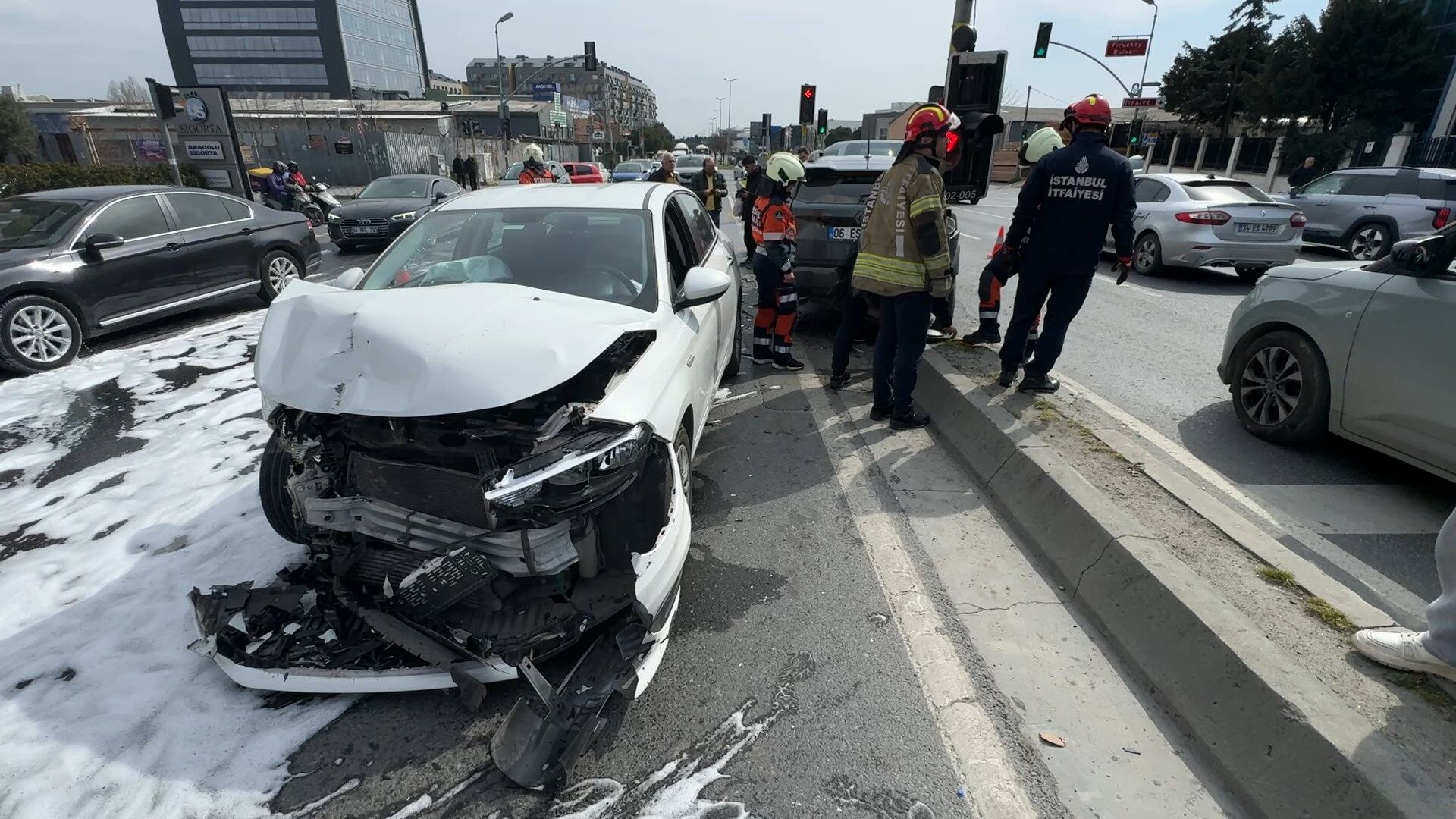 I S T A N B U L A V C I L A R D A K A Z A D A O T O M O B I L S U R 1213435 360825