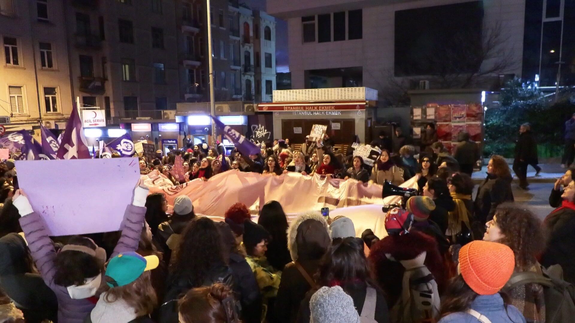 I S T A N B U L B E Y O G L U N D A 24 U N C U F E M I N I S T 1202954 357671