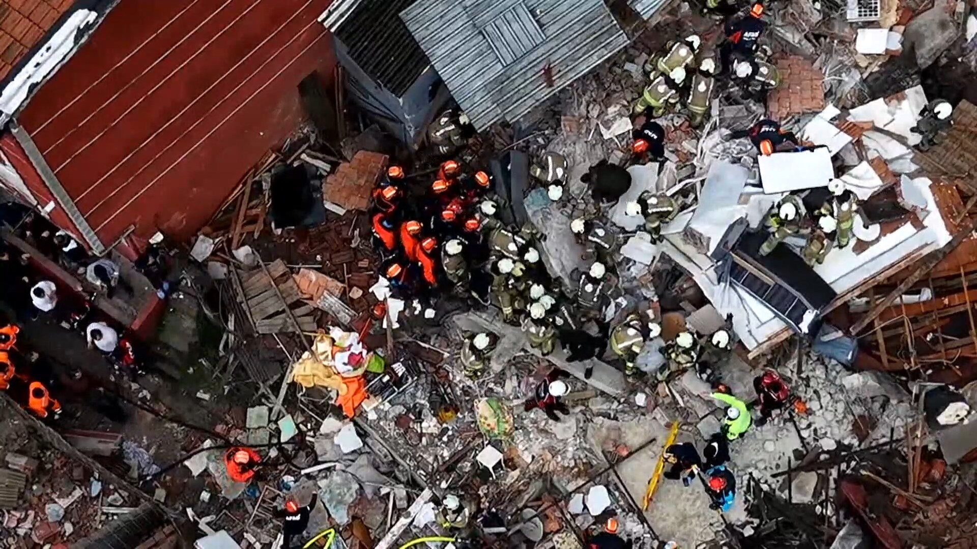 İstanbul Fatih’te Çöken 2 Binadaki Kurtarma Çalışmaları Dronla Havadan Görüntülendi