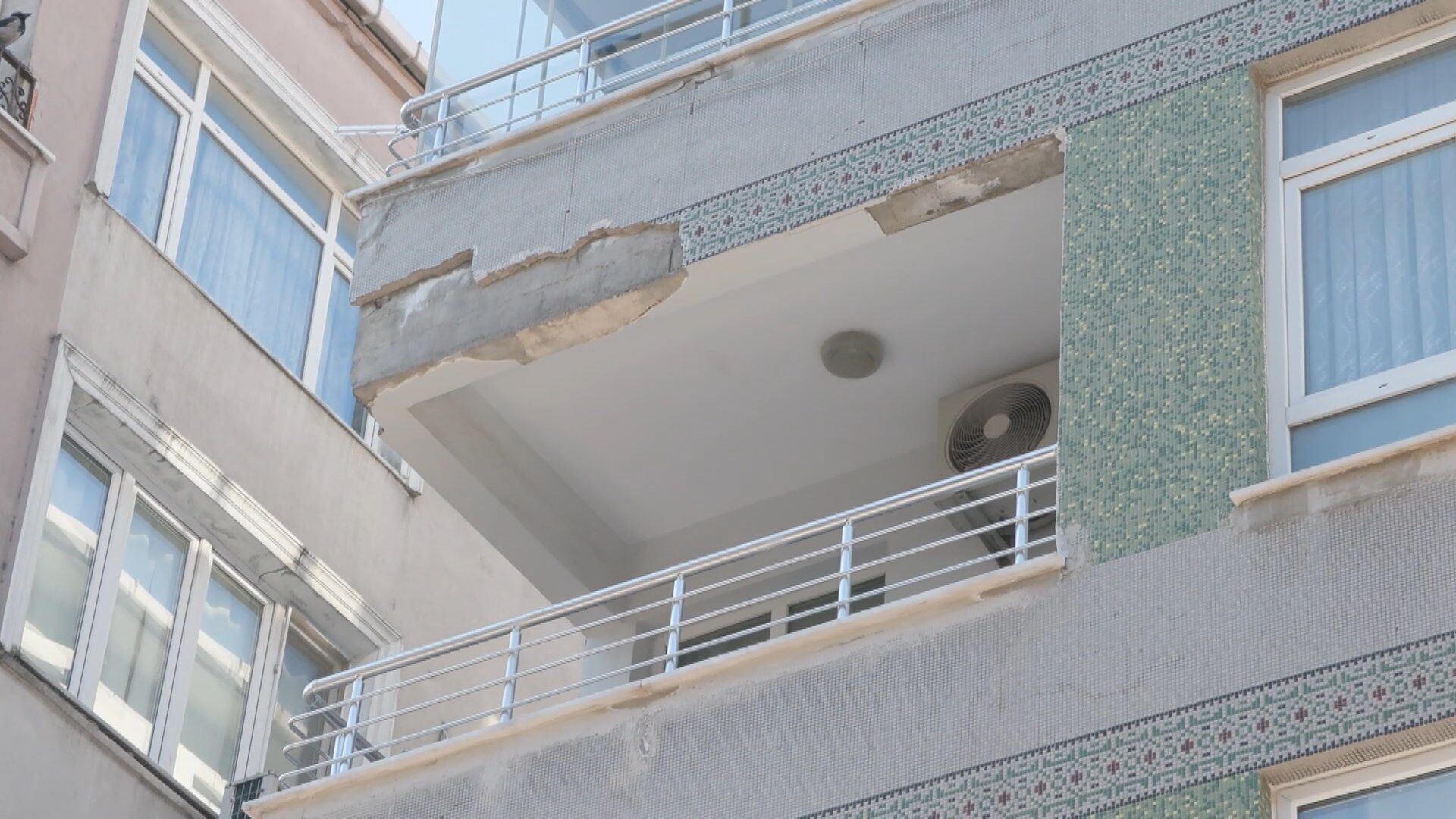 I S T A N B U L G U N G O R E N D E B I N A D A N D U S E N B E T O 1205942 358618