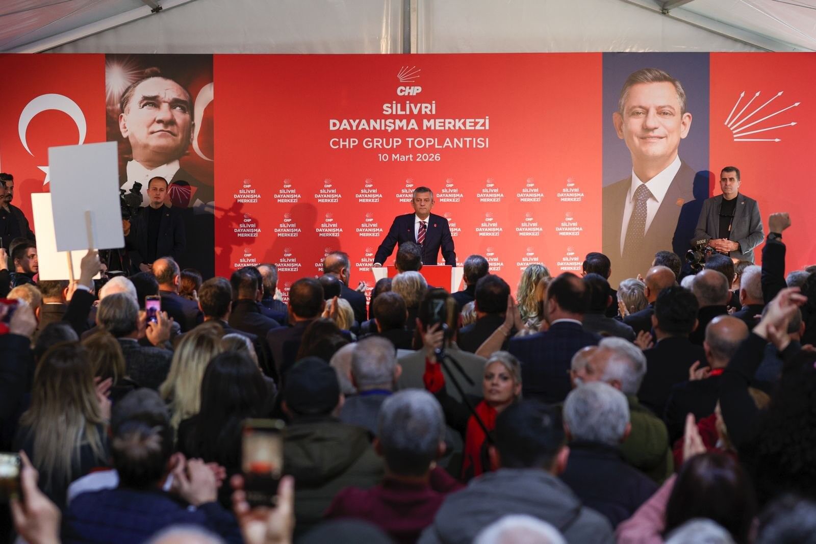 I S T A N B U L O Z G U R O Z E L C U M H U R I Y E T T A R I H I N 1205907 358505