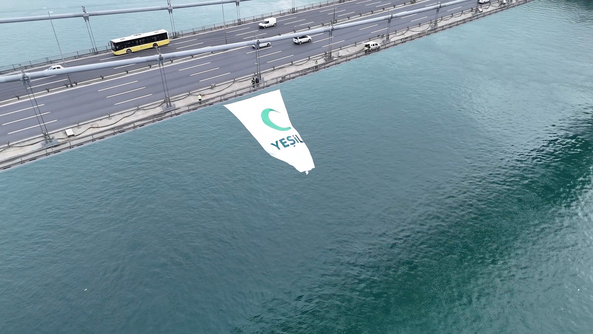 Yeşilay Haftası’nda Fatih Sultan Mehmet Köprüsü’ne Bayrak Asıldı