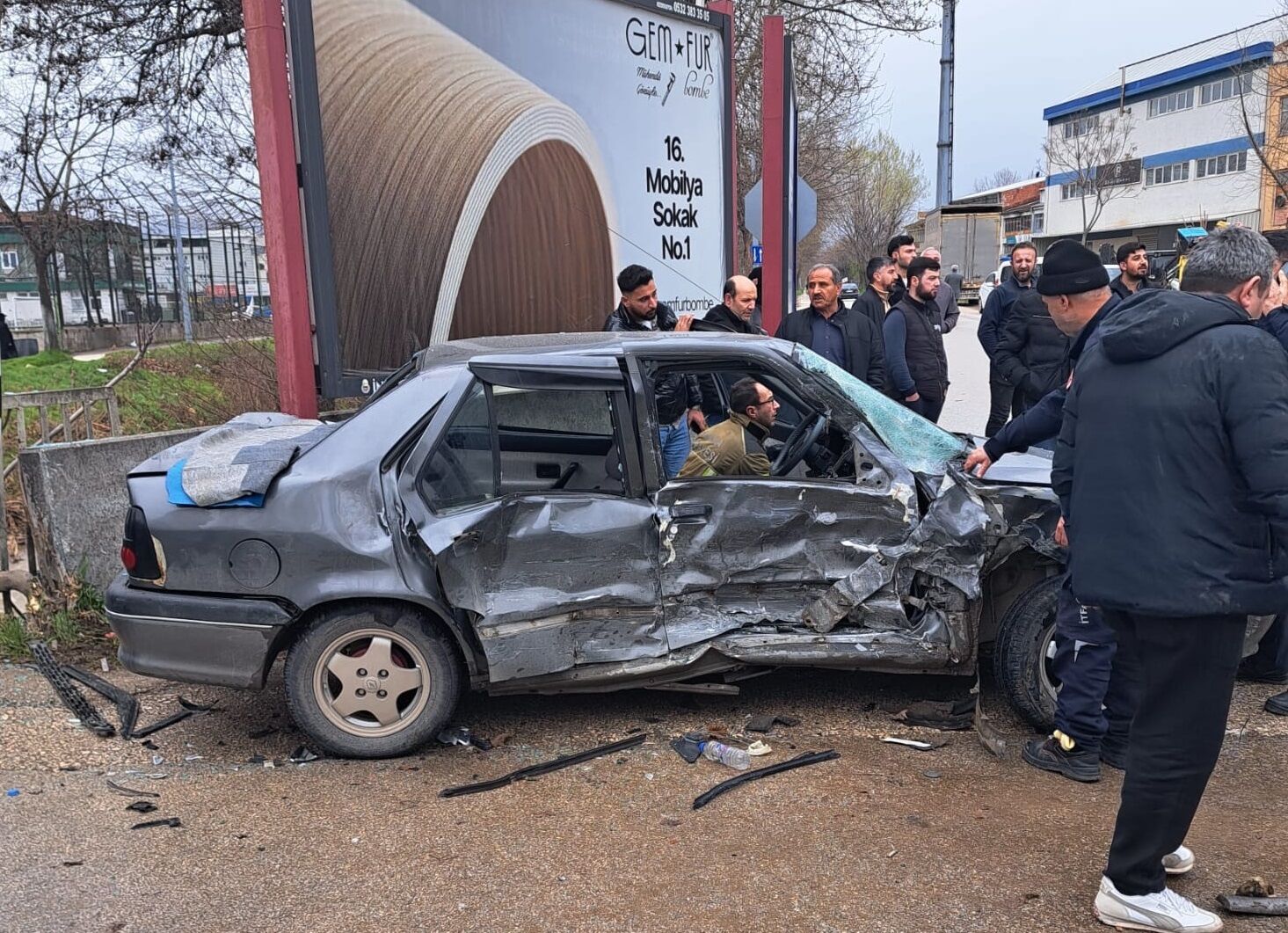 Bursa'da Kamyonet ile Otomobil Çarpıştı, 2'si Bebek 9 Yaralı