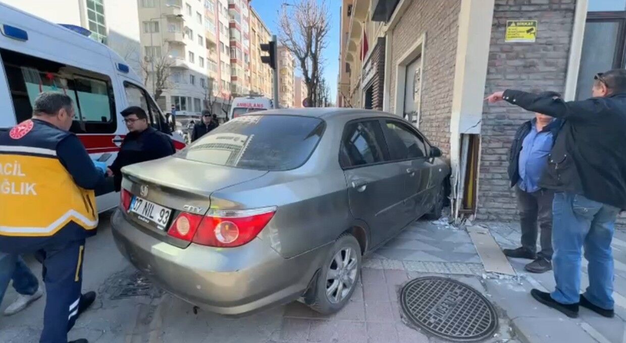 K I R M I Z I I S I K T A D U R A N A R A C A C A R P A N O T O M O B 1215726 361500