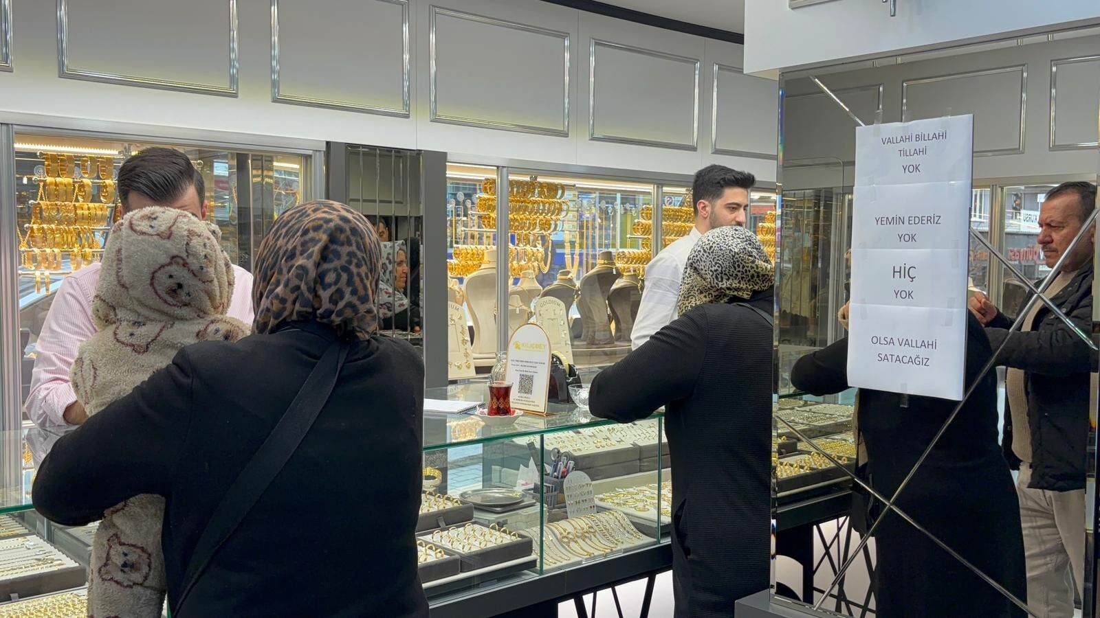 Kuyumcu Satacak Altını Kalmayınca Dükkanına 'Olsa vallahi satacağız' Yazısı Astı