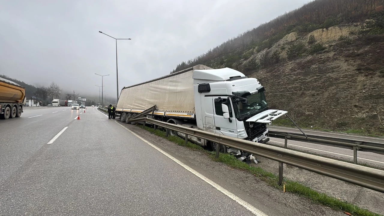 Kocaeli Gazetesi Park Halindeki Tir Kendi Kendine Hareket Etti Faciadan Donuldu 2 Epkd
