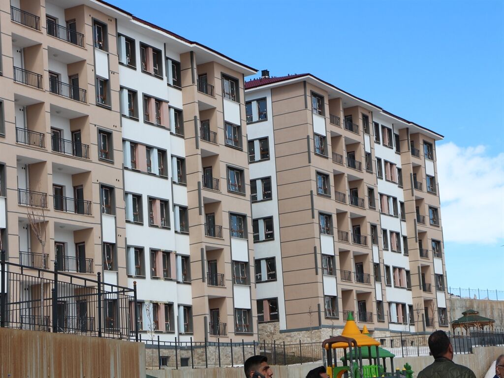 Karlıova'da Yapılan Deprem Konutları Yapılan Kura İle  Sahiplerine Teslim Edildi