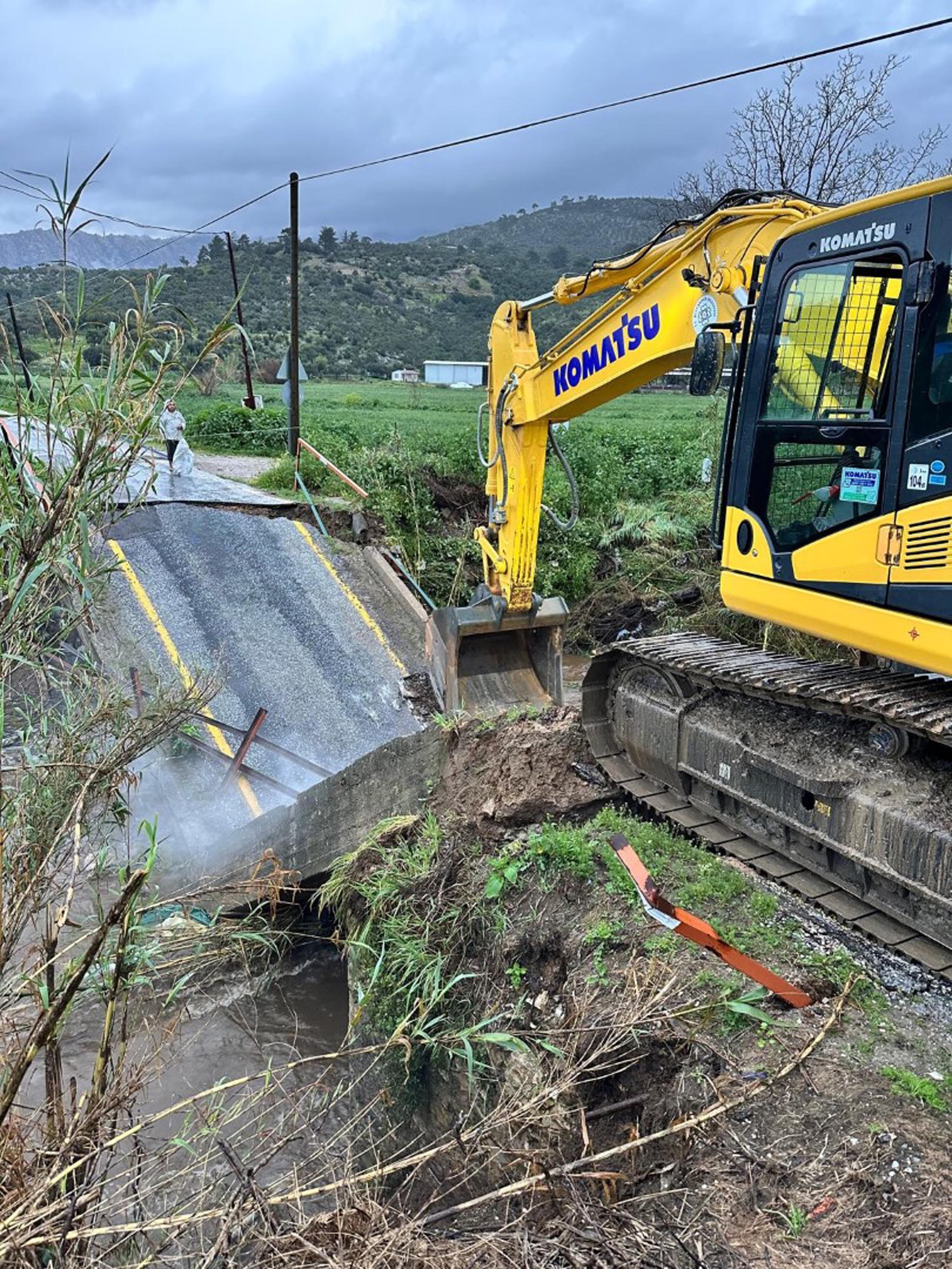 Muğla Milas'ta Sağanak: Şiddetli Yağışta Köprü Çöktü