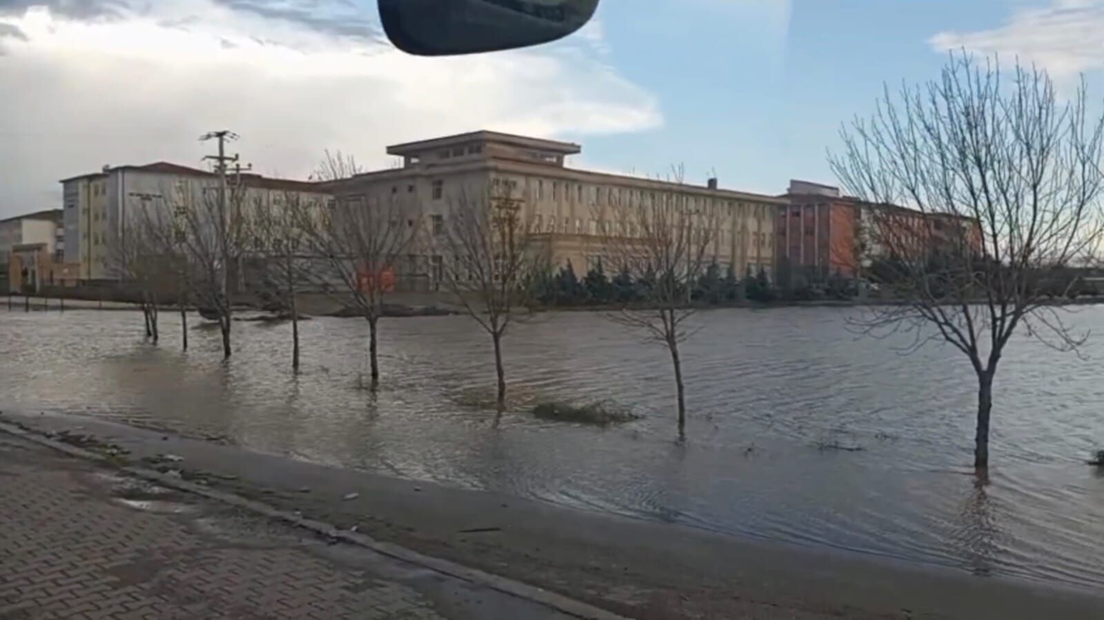 Mardin Nusaybin’de Sağanak İpekyolu’nu Sular Altında Bıraktı