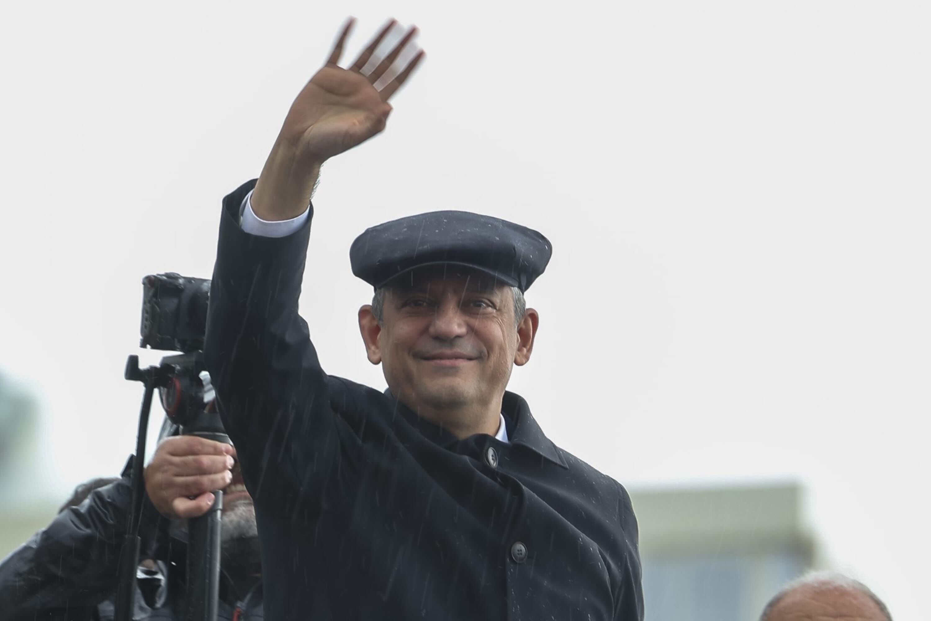 Özel'den Sert Çıkış: Ne Ömer'i Ne Ekrem'i Veririz