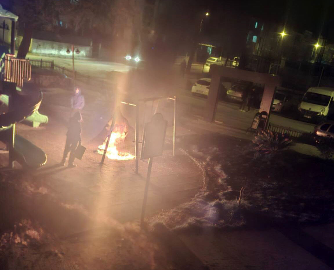 P A R K T A L A S T I K Y A K I P O Y U N G R U P L A R I N A Z A R 1209325 359629