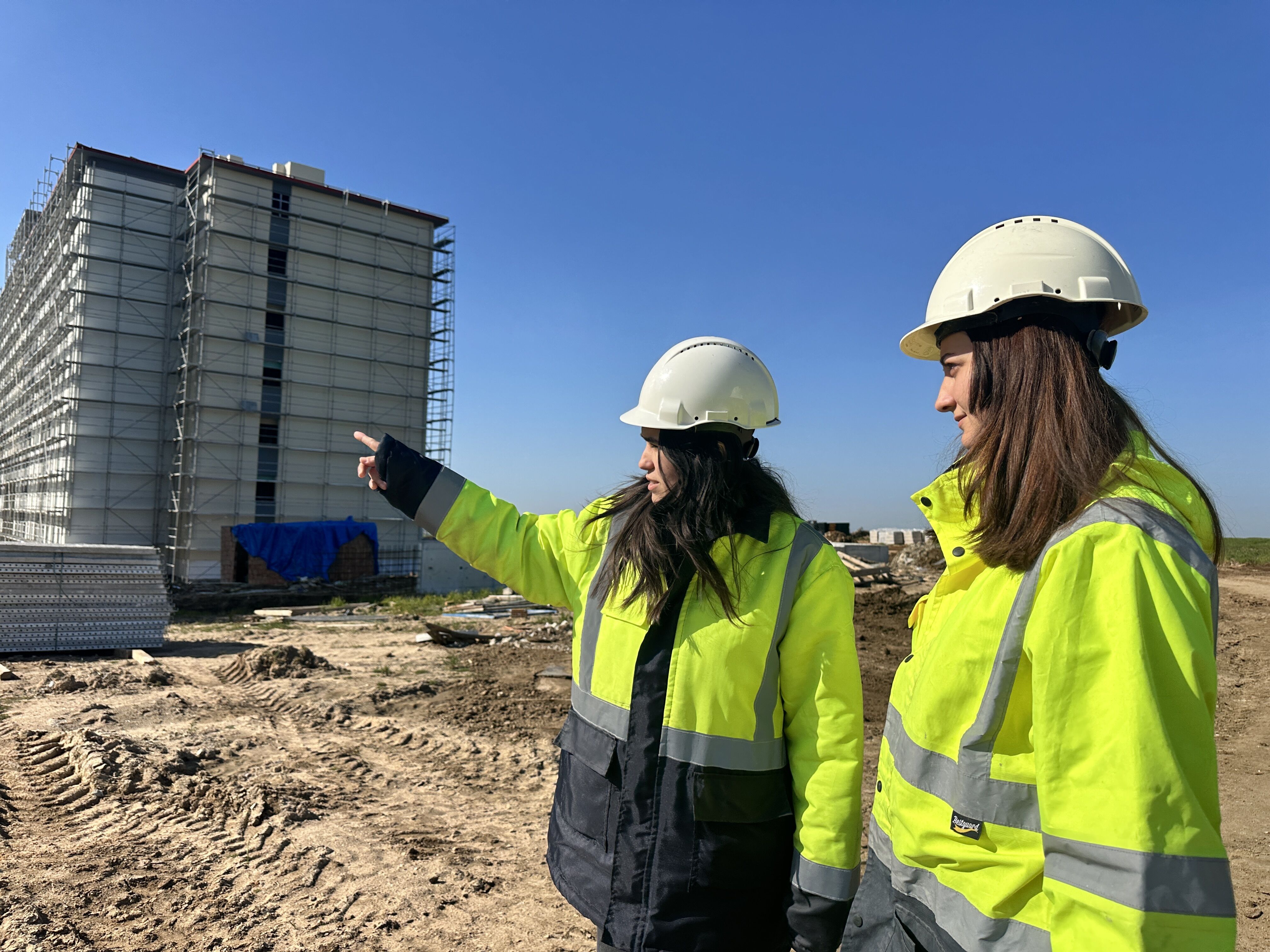 S A N T I Y E N I N K A D I N C A L I S A N L A R I A Z I M L E R I Y L 1200768 357111