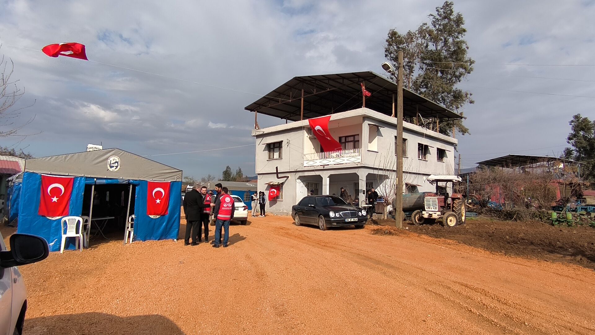 Şehit Uzman Çavuşun Hatay’daki Baba Ocağı Türk Bayraklarıyla Donatıldı