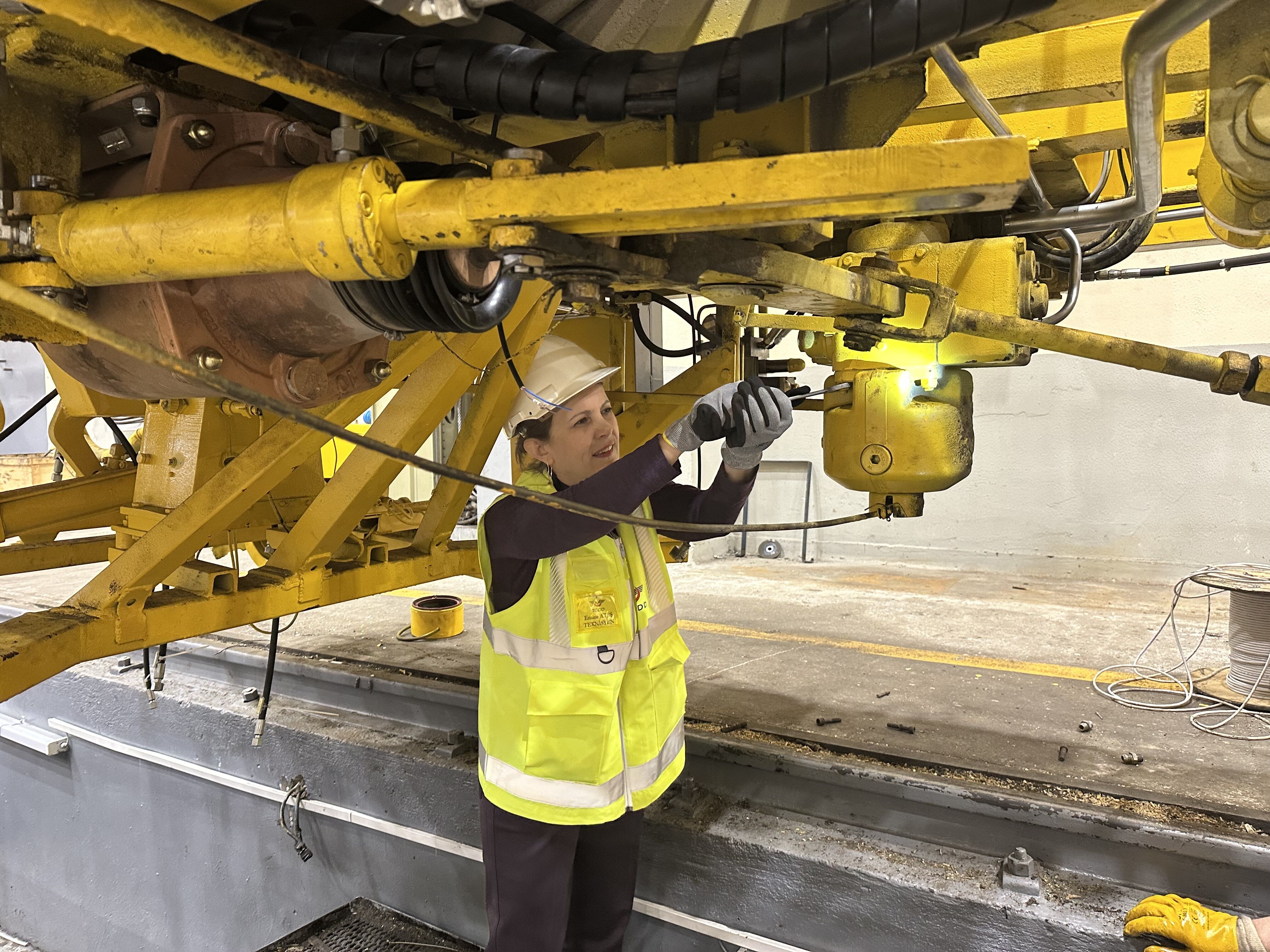 T R E N R A Y L A R I N D A K A D I N E M E G I 1201519 357298