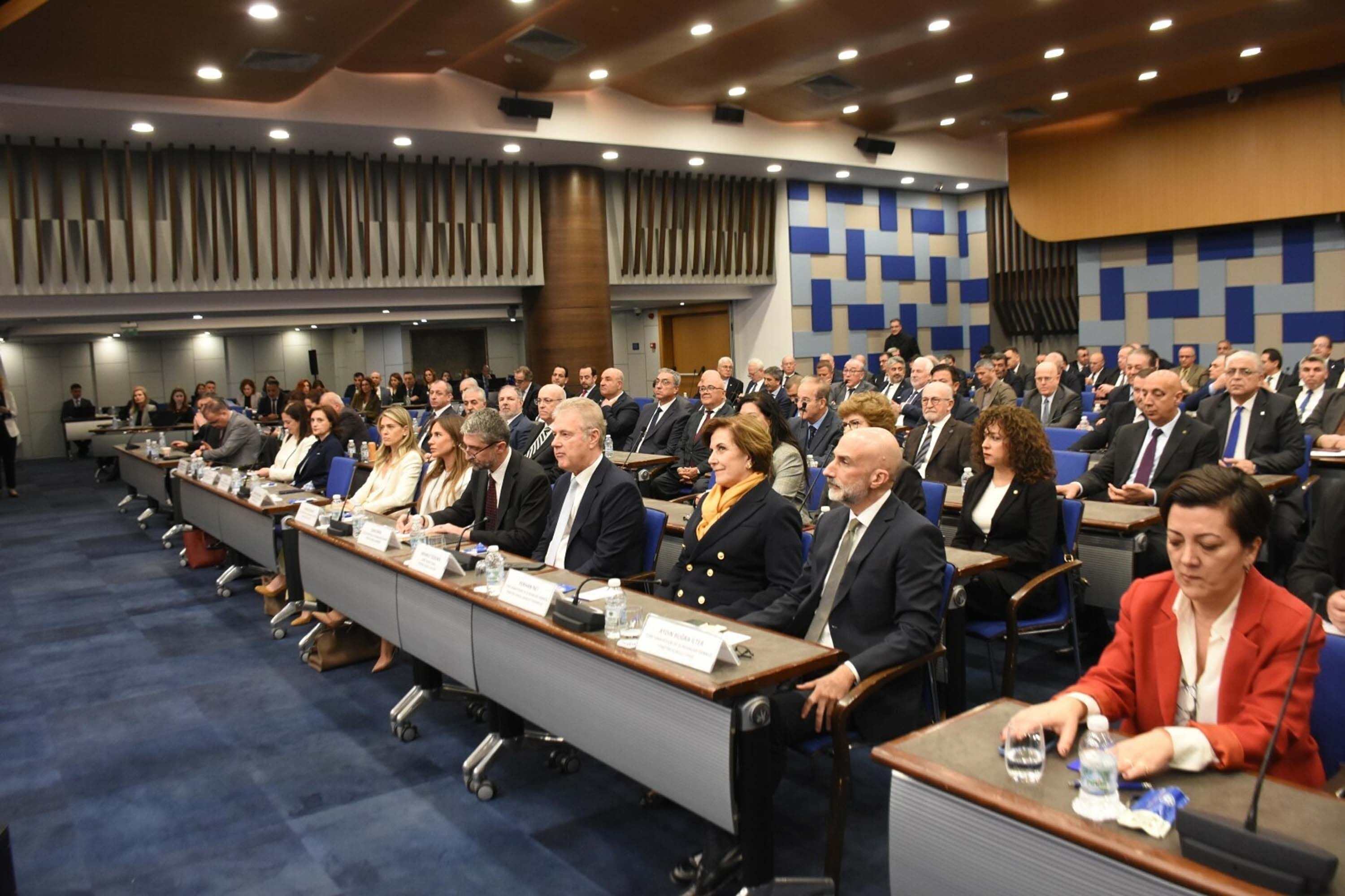 T U S I A D B A S K A N I D I R E N D U N Y A Y E N I B I R D E N 1229116 365592