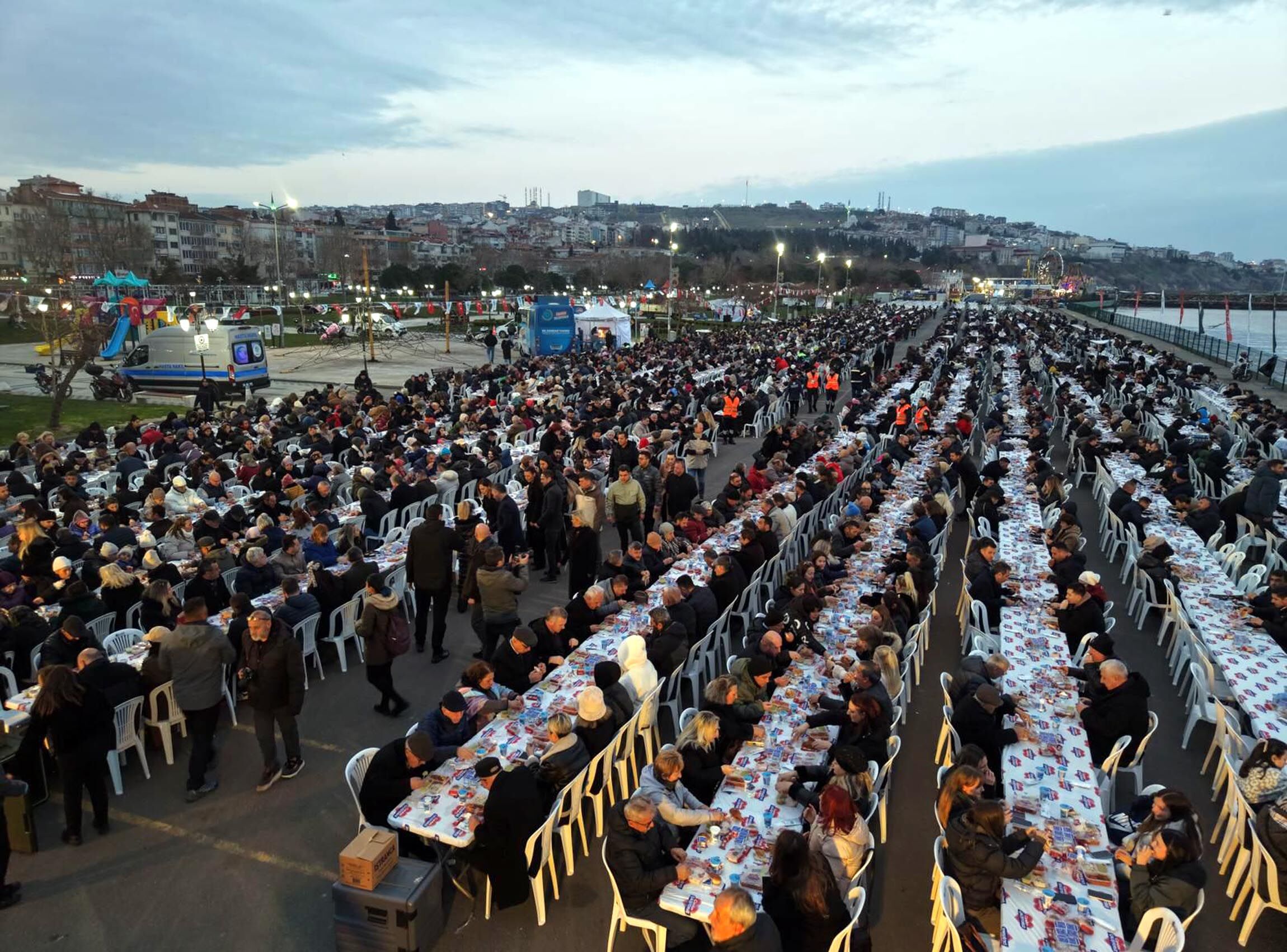 Tekirdag Sahilindeki Iftar Bulusmasina 1214313 361095 (1)