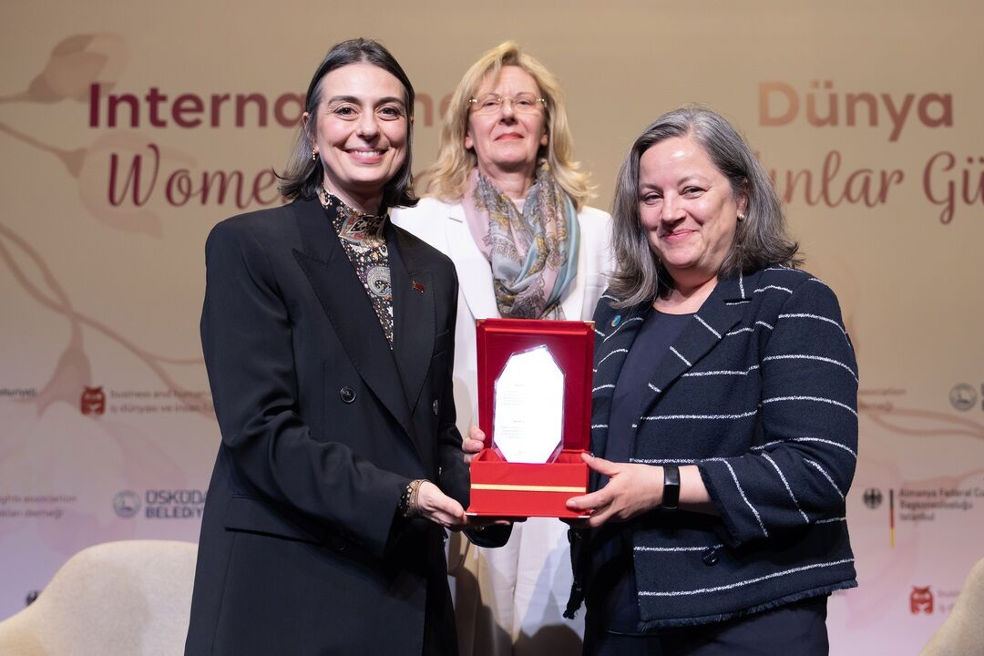 U S K U D A R D A D U N Y A K A D I N L A R G U N U N E O Z E L 1209513 359691