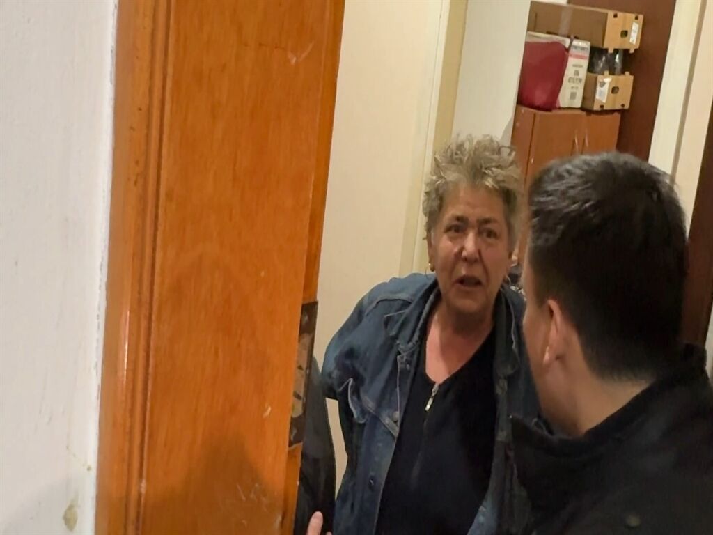 Avcılar'da 13 Köpeğiyle Yaşadığı Dairede Uyuyakaldı; Itfaiye Kapıyı Kırınca Uyandı4