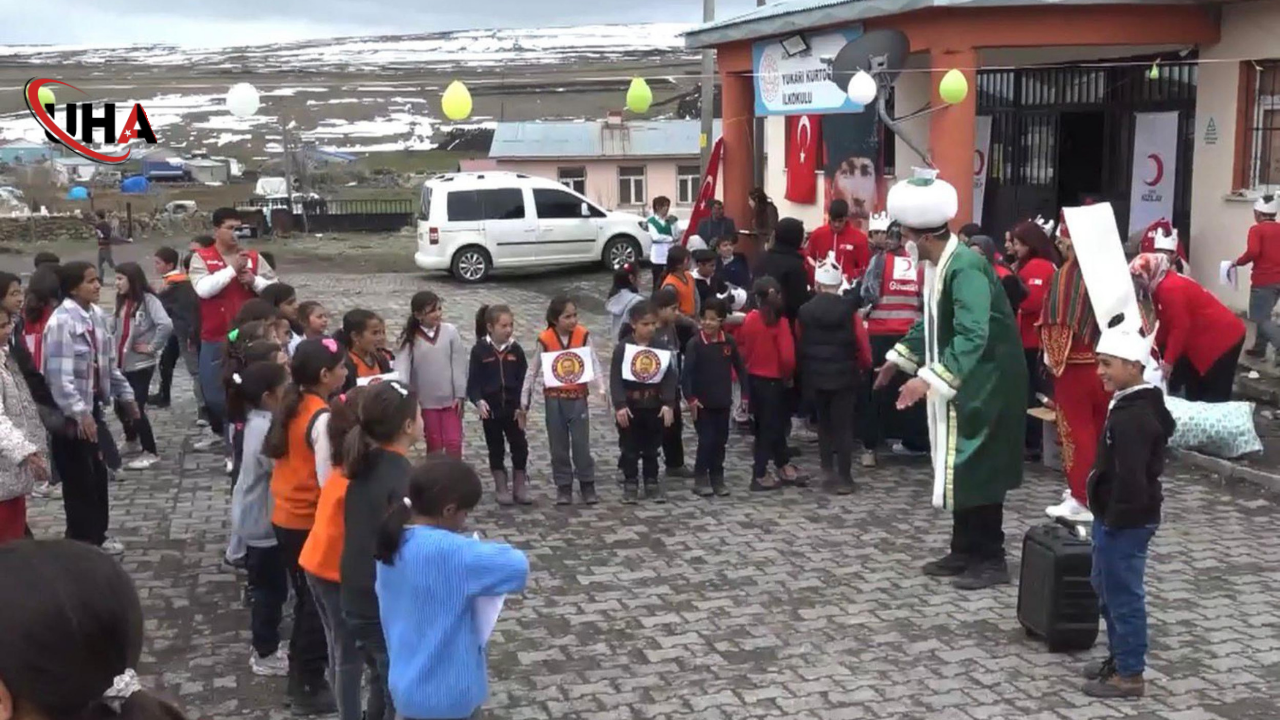 23nisan-kizilay-oyuncak-dagitimi