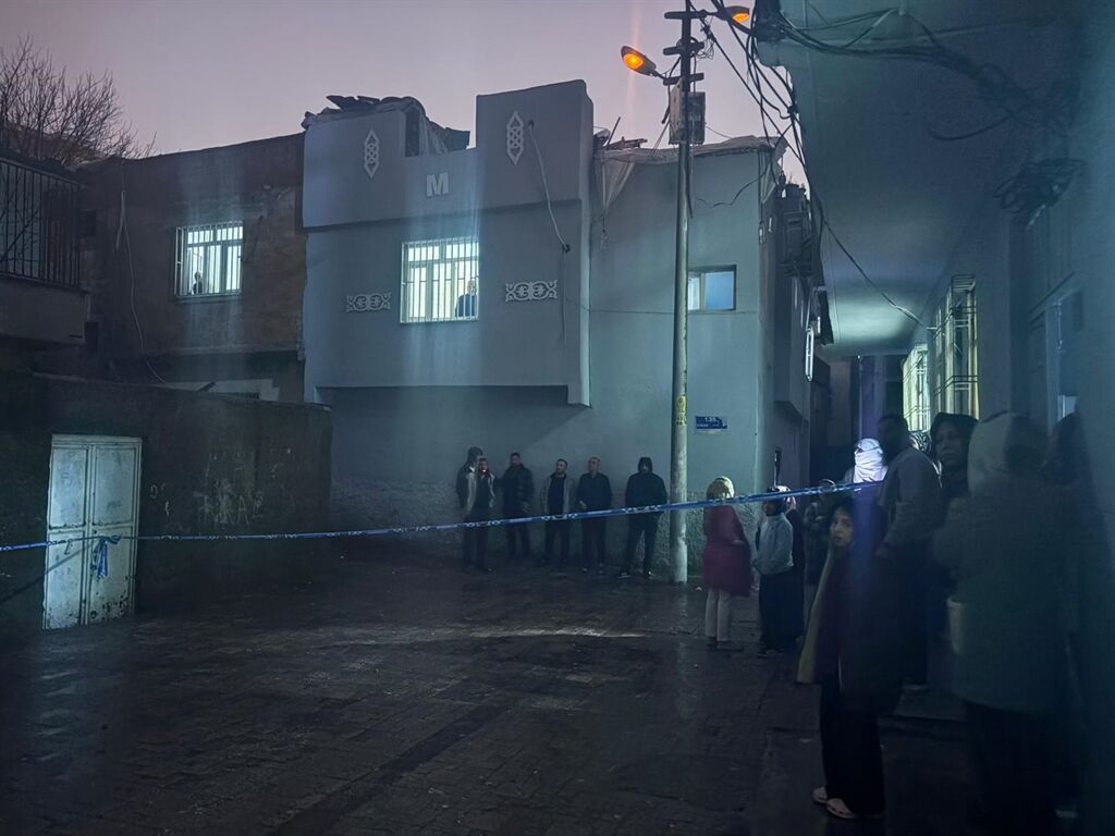 Diyarbakır'da Kolonlarından Ses Gelen Apartman Tahliye Edildi1