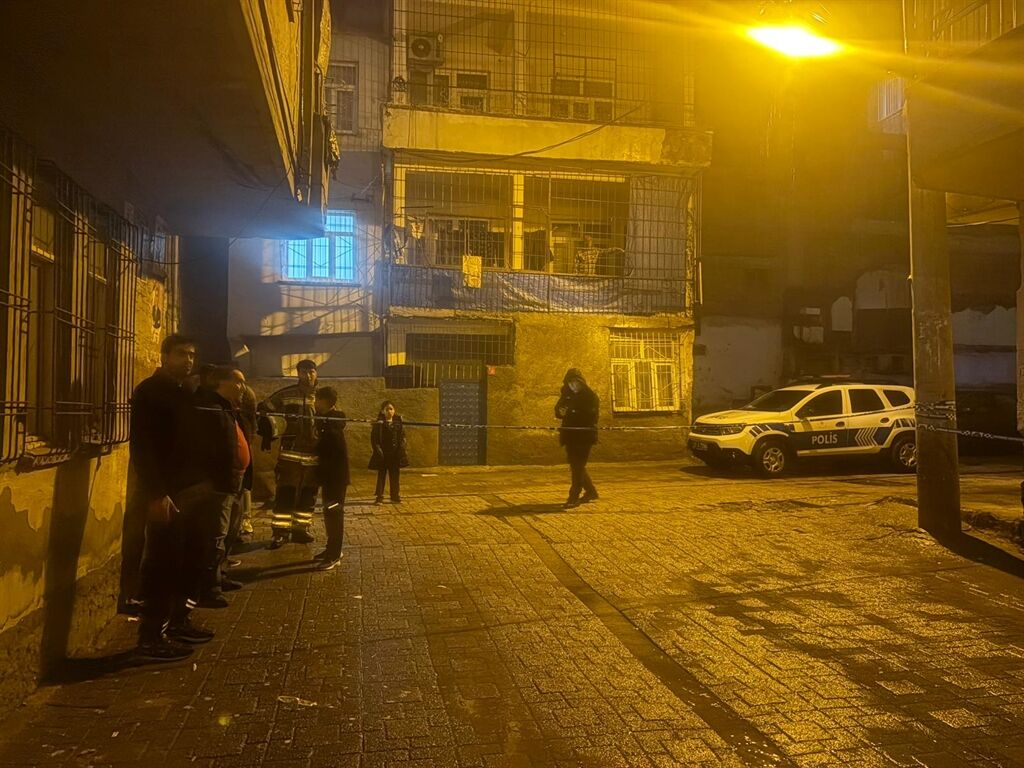 Diyarbakır'da Kolonlarından Ses Gelen Apartman Tahliye Edildi2