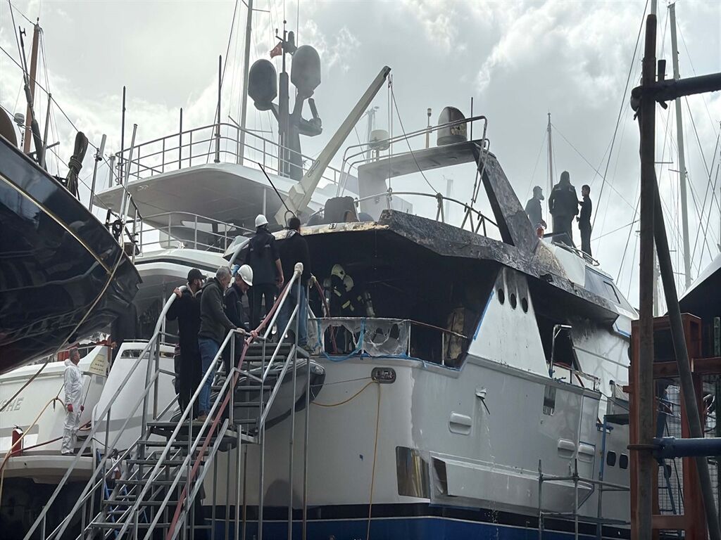 Eski Kulüp Başkanına Ait Motoryat, Tersanede Yandı1