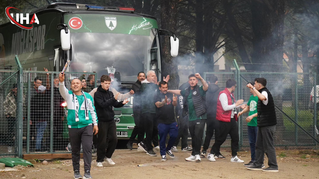 antremanda-meşale-şov-taraftar