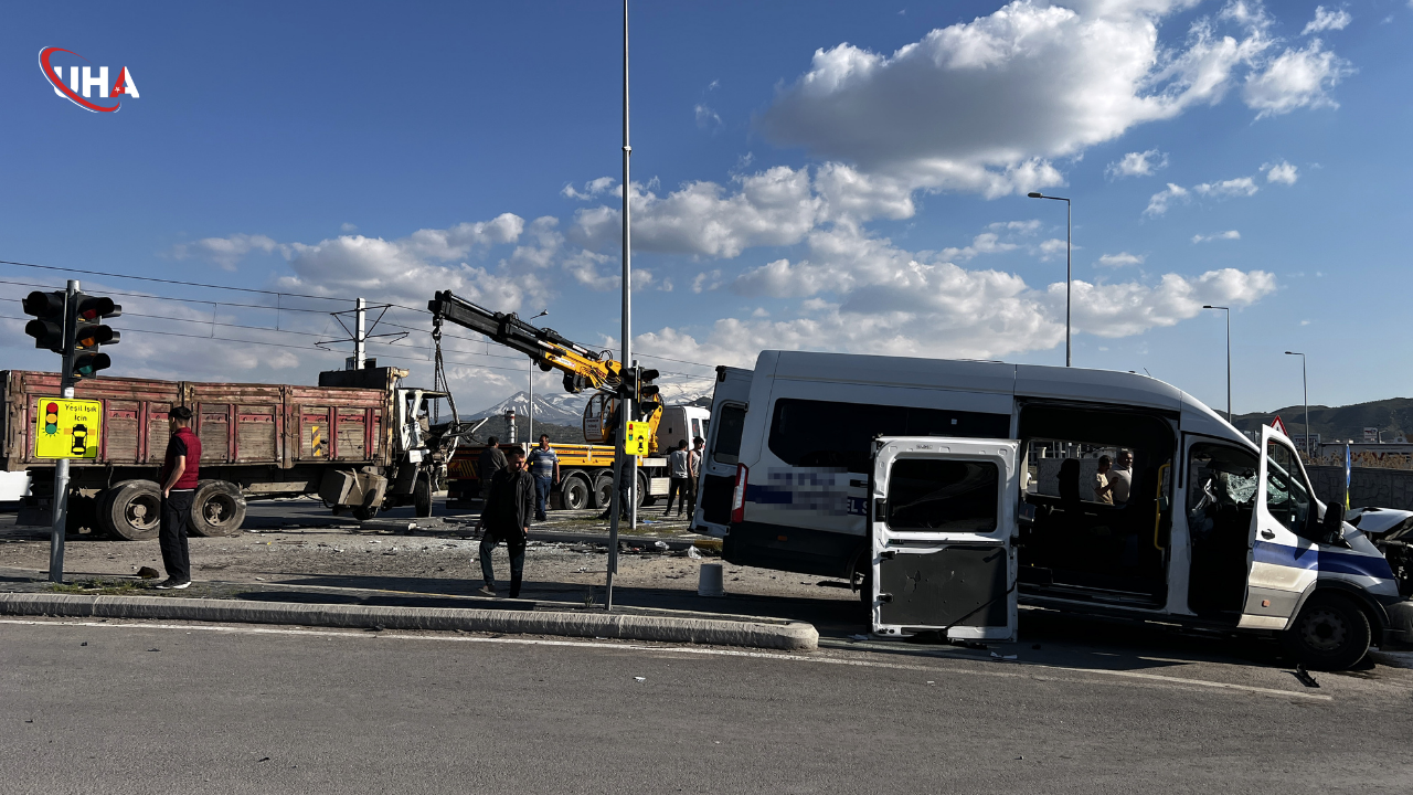 kayseri-servis-kamyona-carpti