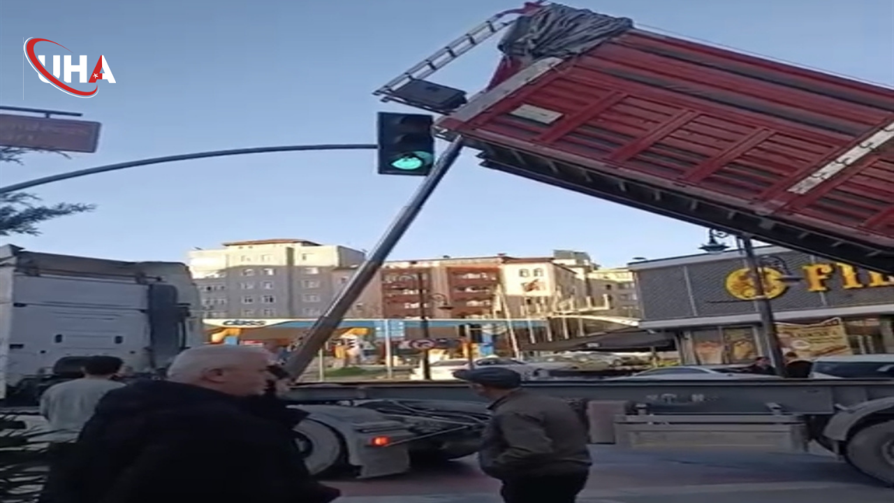 harfiyat-kamyonu-trafik-isiklarina-carptti